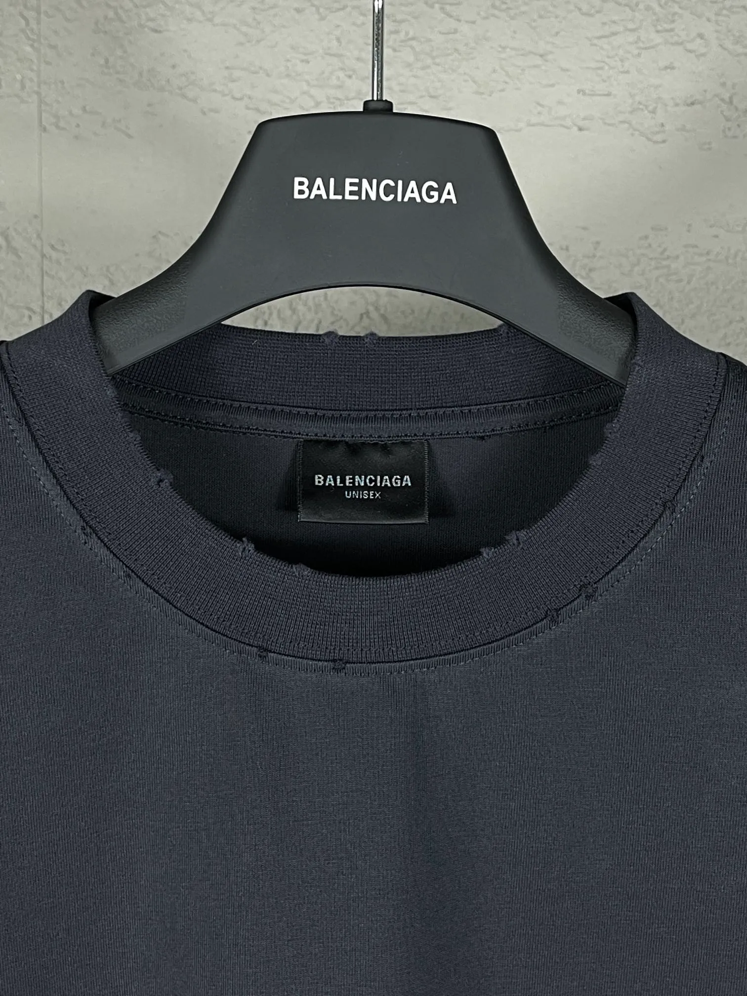 🅿️176 Actual pictures [Top version. Official website quality] BALENCI*GA/Paris. 2024 new letter LOGO printed short-sleeved T-shirt. Brick cabinets are synchronized. Genuine products are developed at the first time, and you can print and compare! The fabric is made of Paris ZP custom-woven and dyed cotton double yarn. Weighing 260 grams, the cloth surface is clean. The cloth pattern is clear, soft and comfortable. The threads are dyed with no color difference. The classic LOGO is printed with environmentally friendly imported materials and dot direct printing technology, with a three-dimensional effect. Restored brick cabinet. Ready-made clothes are worn and distressed, different market currency, welcome to compare, the version adopts OS loose shoulder version. Same style for men and women Coding: BL233315 Color: gray blue, off-white, red Size: XS to L