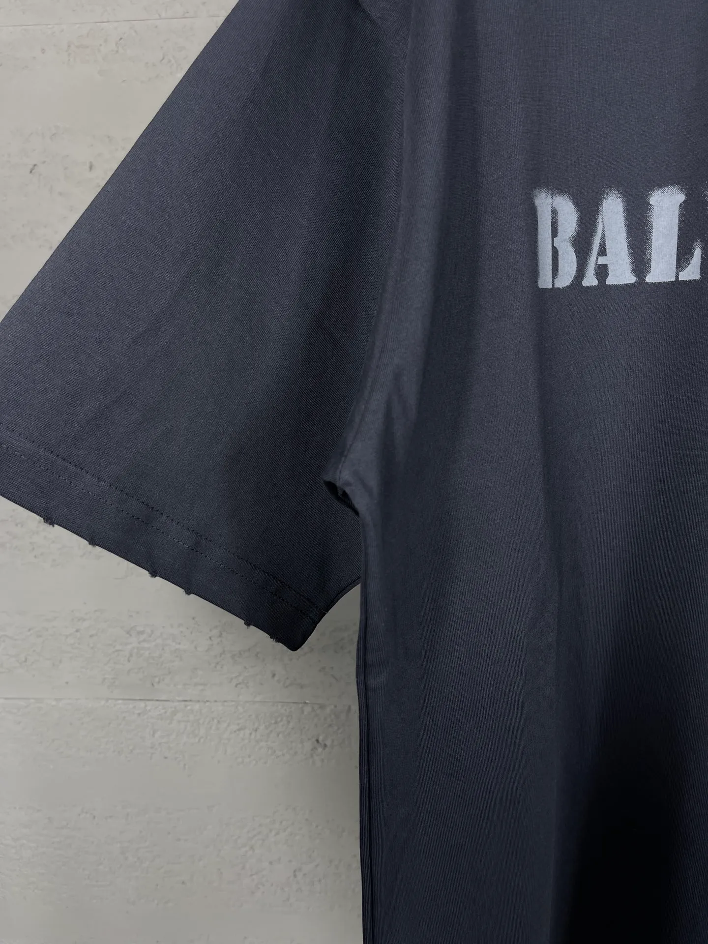 🅿️176 Actual pictures [Top version. Official website quality] BALENCI*GA/Paris. 2024 new letter LOGO printed short-sleeved T-shirt. Brick cabinets are synchronized. Genuine products are developed at the first time, and you can print and compare! The fabric is made of Paris ZP custom-woven and dyed cotton double yarn. Weighing 260 grams, the cloth surface is clean. The cloth pattern is clear, soft and comfortable. The threads are dyed with no color difference. The classic LOGO is printed with environmentally friendly imported materials and dot direct printing technology, with a three-dimensional effect. Restored brick cabinet. Ready-made clothes are worn and distressed, different market currency, welcome to compare, the version adopts OS loose shoulder version. Same style for men and women Coding: BL233315 Color: gray blue, off-white, red Size: XS to L
