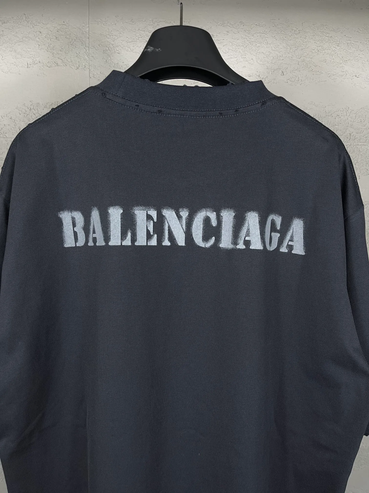 🅿️176 Actual pictures [Top version. Official website quality] BALENCI*GA/Paris. 2024 new letter LOGO printed short-sleeved T-shirt. Brick cabinets are synchronized. Genuine products are developed at the first time, and you can print and compare! The fabric is made of Paris ZP custom-woven and dyed cotton double yarn. Weighing 260 grams, the cloth surface is clean. The cloth pattern is clear, soft and comfortable. The threads are dyed with no color difference. The classic LOGO is printed with environmentally friendly imported materials and dot direct printing technology, with a three-dimensional effect. Restored brick cabinet. Ready-made clothes are worn and distressed, different market currency, welcome to compare, the version adopts OS loose shoulder version. Same style for men and women Coding: BL233315 Color: gray blue, off-white, red Size: XS to L