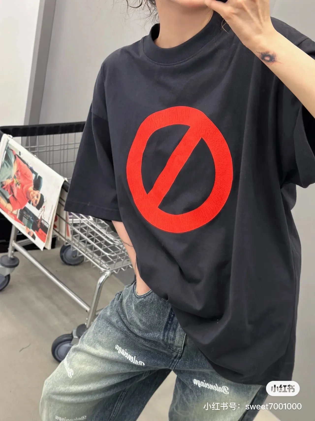 ♻️💯Upper body reference model picture❤️The top tested version of BALENCIAGA burst letter print. LOGO logo printing is exquisitely upgraded. High version of short-sleeved T-shirt. Original fabric. Official same style. Short-sleeved T-shirt. Washed 310g. Pure cotton fabric. Very comfortable to the touch. The latest brick cabinet for spring and summer. Super versatile and good-looking. Very suitable for both men and women. A must-have. Tag. Collar label. Washed wheat. Complete with three labels. Color: White. Black. Size: XS~L P:290.