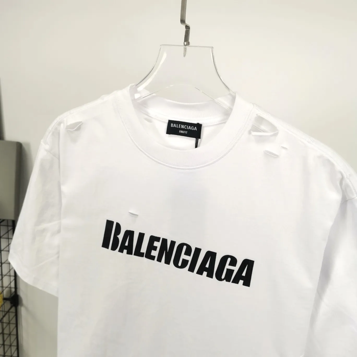 The top tested version of Balenciaga/BALENCIAGA chest crack print logo basic hole washed burst pattern male and female couple star same style pure cotton short-sleeved T-shirt custom-woven and dyed fabric, guaranteed to have no color difference with the genuine product, the collar thread is also dyed in the same vat. The holes on the neckline are manually rubbed, and the holes on the chest, front and back are all laser holes to ensure that the holes will not deform or wrinkle.  Made of 280g 24-count combed tightly siro-spun plain fabric, the front panel is printed with a glue-pulling effect, and imported transparent slurry is used to scrape the bottom to make the printing cracks feel even.  Color: Gray Red Blue Black White Size: XS-L P:260
