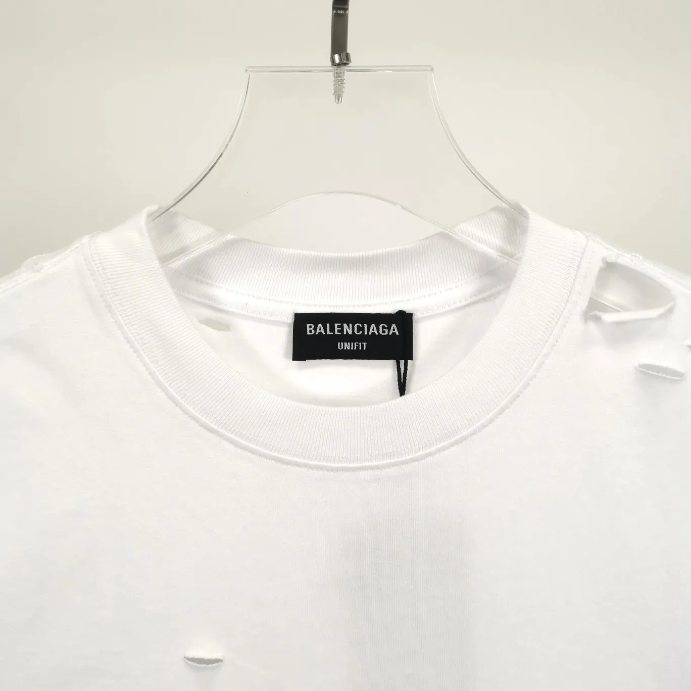 The top tested version of Balenciaga/BALENCIAGA chest crack print logo basic hole washed burst pattern male and female couple star same style pure cotton short-sleeved T-shirt custom-woven and dyed fabric, guaranteed to have no color difference with the genuine product, the collar thread is also dyed in the same vat. The holes on the neckline are manually rubbed, and the holes on the chest, front and back are all laser holes to ensure that the holes will not deform or wrinkle.  Made of 280g 24-count combed tightly siro-spun plain fabric, the front panel is printed with a glue-pulling effect, and imported transparent slurry is used to scrape the bottom to make the printing cracks feel even.  Color: Gray Red Blue Black White Size: XS-L P:260