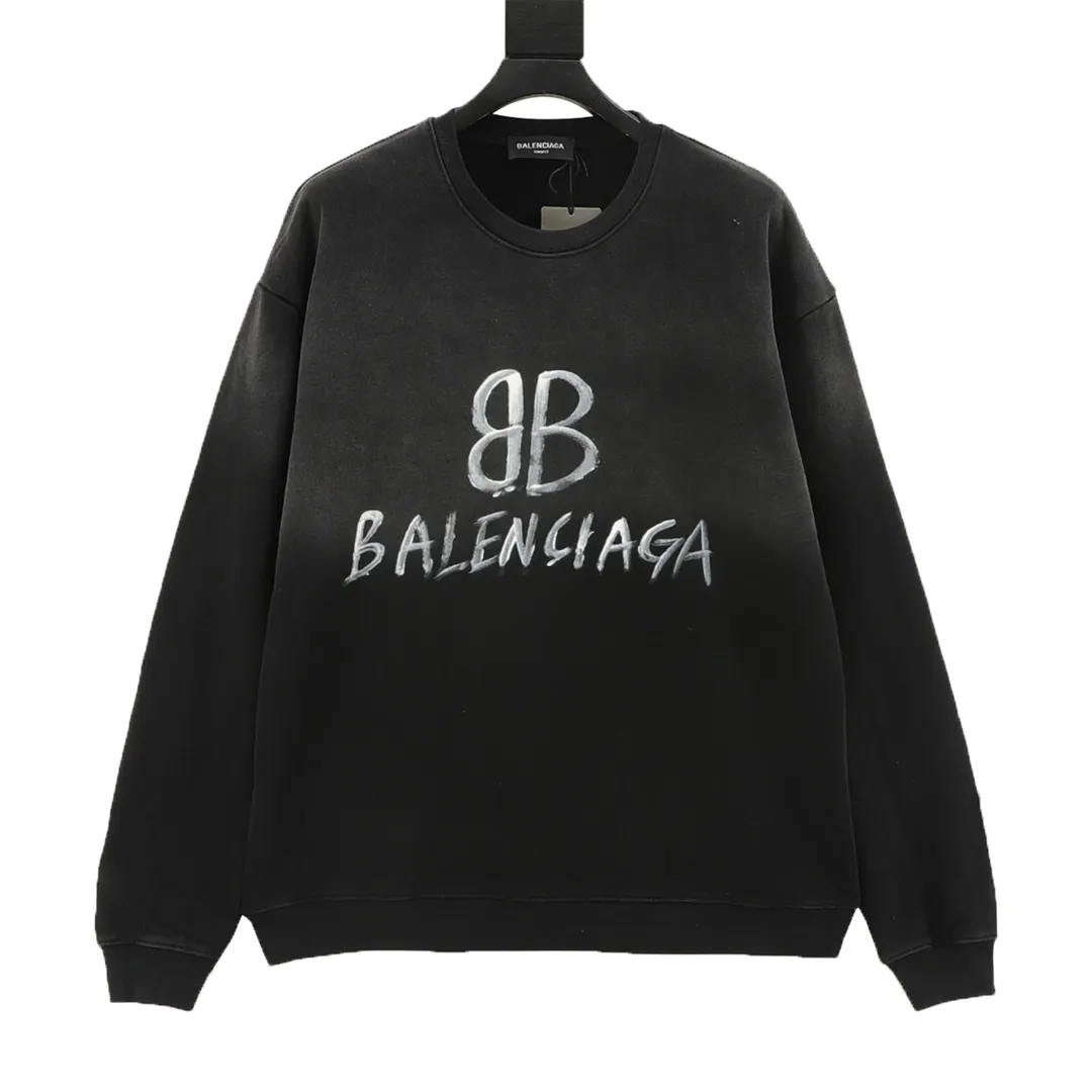 🅿️520 balenciaga/Balenciaga Gradient washed destroyed hand-painted cursive lettering round neck sweatshirt Customized high-weight knitted cotton fabric carefully made, particularly solid feel, full texture, soft and delicate, comfortable for the upper body, excellent moisture absorption and perspiration performance, not stuffy! The logo written in cursive on the chest is very conspicuous, and the gradient is washed and destroyed, making it highly recognizable! The loose OS cut is in line with the current trend aesthetic. It is very tolerant and can be easily styled if you wear it casually! size：S-L