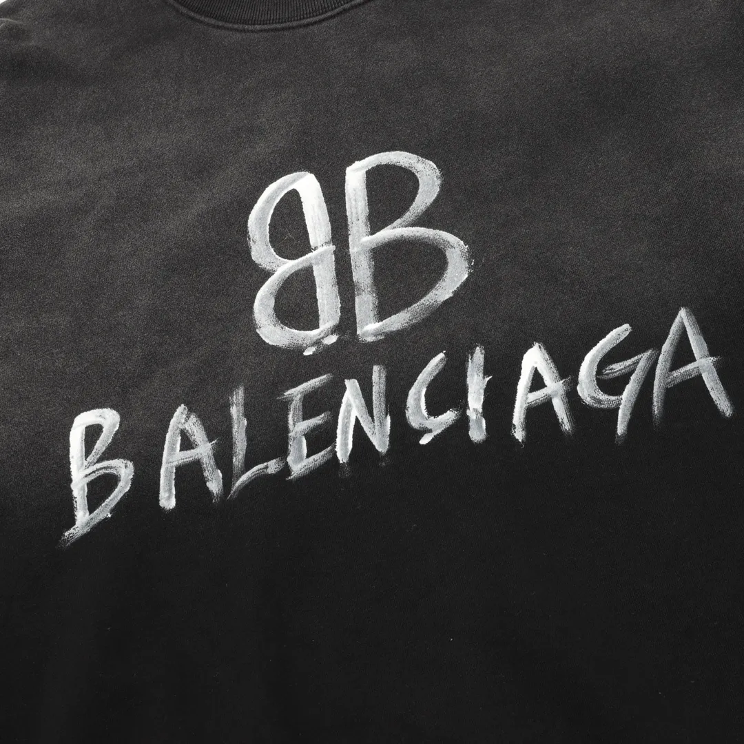🅿️520 balenciaga/Balenciaga Gradient washed destroyed hand-painted cursive lettering round neck sweatshirt Customized high-weight knitted cotton fabric carefully made, particularly solid feel, full texture, soft and delicate, comfortable for the upper body, excellent moisture absorption and perspiration performance, not stuffy! The logo written in cursive on the chest is very conspicuous, and the gradient is washed and destroyed, making it highly recognizable! The loose OS cut is in line with the current trend aesthetic. It is very tolerant and can be easily styled if you wear it casually! size：S-L