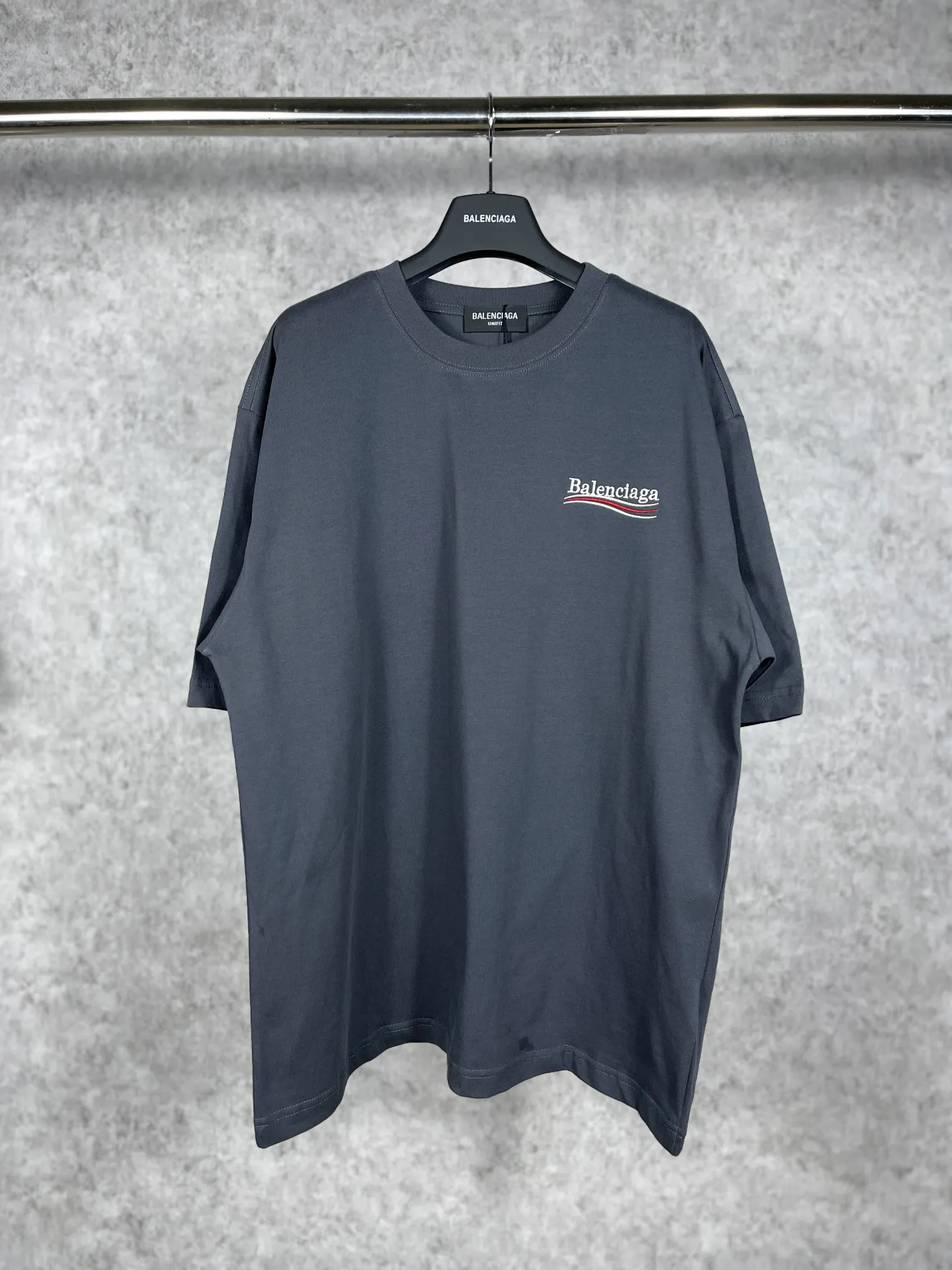 🅿️166 Real photos [Top version. Official website quality] BALENCI*GA/Paris#Classic.Coke embroidered short-sleeved T-shirt# The fabric is made of Paris ZP custom-woven and dyed cotton double yarn. Weighing 260 grams, the cloth surface is clean. The cloth pattern is clear, soft and comfortable. The threads are dyed with no color difference. The classic pattern embroidery uses an imported embroidery machine, and the embroidery thread color is embroidered according to the original color. It is produced according to the pictures in the special market. The letters are clear. The three-dimensional effect is strong. The version adopts the OS loose shoulder version. The same style for men and women. Coding: BL223028 Color: black. White. Dark gray. Brown. Light green. Purple. Off-white. Size: XS S M L