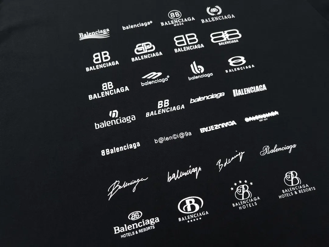 🅿️170 Detailed Picture [Top version. Official website quality] BALENCI*GA/Paris BALENCI*GA# 2023 spring and summer new style, printed with classic LOGO collection short-sleeved T-shirt. 2023 spring and summer new product. Brick cabinet synchronization. The fabric is made of Paris ZP custom-woven and dyed 100% cotton double yarn compact cotton. The weight is 260 grams. The cloth surface is clean. The cloth pattern is clear. Soft and comfortable. Good color fastness. Not easy to change color. The threads are woven and dyed with no color difference. The printing uses imported environmentally friendly rubber paddles, precision stencils, fine LOGO letters, clear letters, no burrs, and a three-dimensional effect. Restore brick cabinet. The version adopts OS loose shoulder version. Same style for men and women. Code: BL223071 Color: black, beige, pink, smoky gray, white. Size: XS to L