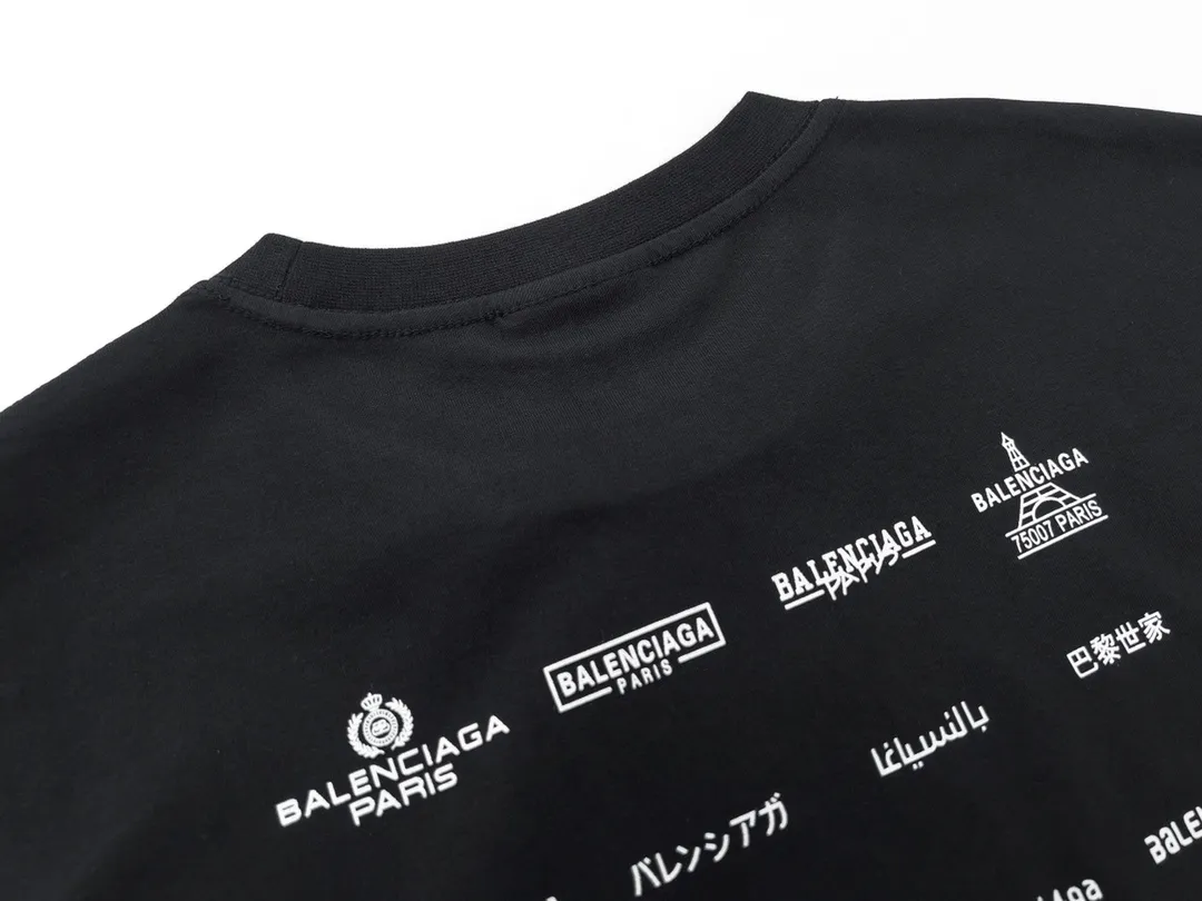 🅿️170 Detailed Picture [Top version. Official website quality] BALENCI*GA/Paris BALENCI*GA# 2023 spring and summer new style, printed with classic LOGO collection short-sleeved T-shirt. 2023 spring and summer new product. Brick cabinet synchronization. The fabric is made of Paris ZP custom-woven and dyed 100% cotton double yarn compact cotton. The weight is 260 grams. The cloth surface is clean. The cloth pattern is clear. Soft and comfortable. Good color fastness. Not easy to change color. The threads are woven and dyed with no color difference. The printing uses imported environmentally friendly rubber paddles, precision stencils, fine LOGO letters, clear letters, no burrs, and a three-dimensional effect. Restore brick cabinet. The version adopts OS loose shoulder version. Same style for men and women. Code: BL223071 Color: black, beige, pink, smoky gray, white. Size: XS to L