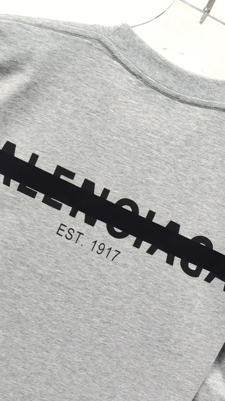 Real shot video on the back————BALENCIAGA Balenciaga’s new tape letter printing male and female couple stars the same style pure cotton loose short-sleeved T-shirt The front and rear platens are hand-printed, precision mesh is used to make the stencil, imported environmentally friendly slurry is scraped, and the letters are clearly restored. The spacing between letters is all the same as the original version. The font size is consistent with the original version. The comparison code number ratio is increased and enlarged. The letters are strictly aligned to highly restore the spacing ratio and three-dimensional sense. The printing has no burrs. Basically, the color difference is minimized to be infinitely close. The printing has transparent bottom lines and no burrs. The yarn is made of Made of 18SJC and imported oil-proof treated thread, there will be no oil stains. The car is imported from Silver Sword with a knife, which does not eat the cloth or leave any cloth. The sewing machine needle uses a No. 9 round-head needle, which does not puncture or break the fibers of the fabric. The density of the thread is 3CM/14 needles, which is tight and not loose or sparse. The double-layer stitching of the back collar is firm and tight. The double chain of the shoulder is routed. The hem is tightened tightly. The fabric is full of drape and consistent with the pattern. The fabric is made of 280g double-ply double-yarn plain cotton fabric, which has full drape and smooth hand feel. Complete color matching from dyeing to craftsmanship, customized accessories with three standards Size: XS-L Color: Dark heather gray white black P: 250