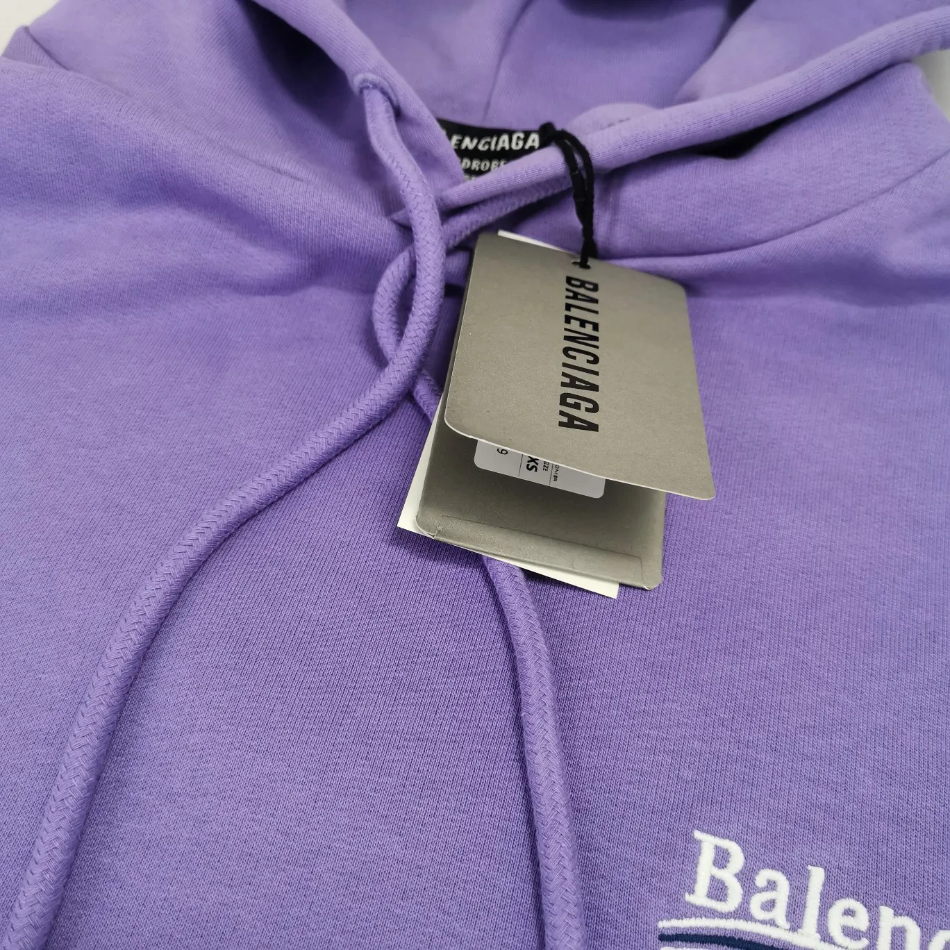 The top version of Balenciaga BALENCIAGA Cola Mailang embroidery printed men's and women's couple star's same style pure cotton hoodie hooded sweatshirt comes in three colors, ensuring the same fabric as the original version, no color difference! Customized dyeing in a package! INS, Xiaohongshu’s popular style, classics that never fade away! The king of orders in Spain, the fried chicken is highly recommended! 480% pure cotton terry fabric, comfortable and warm! Full of drape! The printing uses Tajima embroidery machine imported from Japan, which is known as the fighter among embroidery machines. The embroidery is meticulous, with no threads or skipped threads, the printing and embroidery are full and fine, and the letter spacing is consistent with ZP! Wearing it gives you full confidence and peace of mind! The labels and washes are all correct! On behalf of G at the same level! Consistent packaging at the counter! Size: XS-L Color: Purple light gray white gray P:450