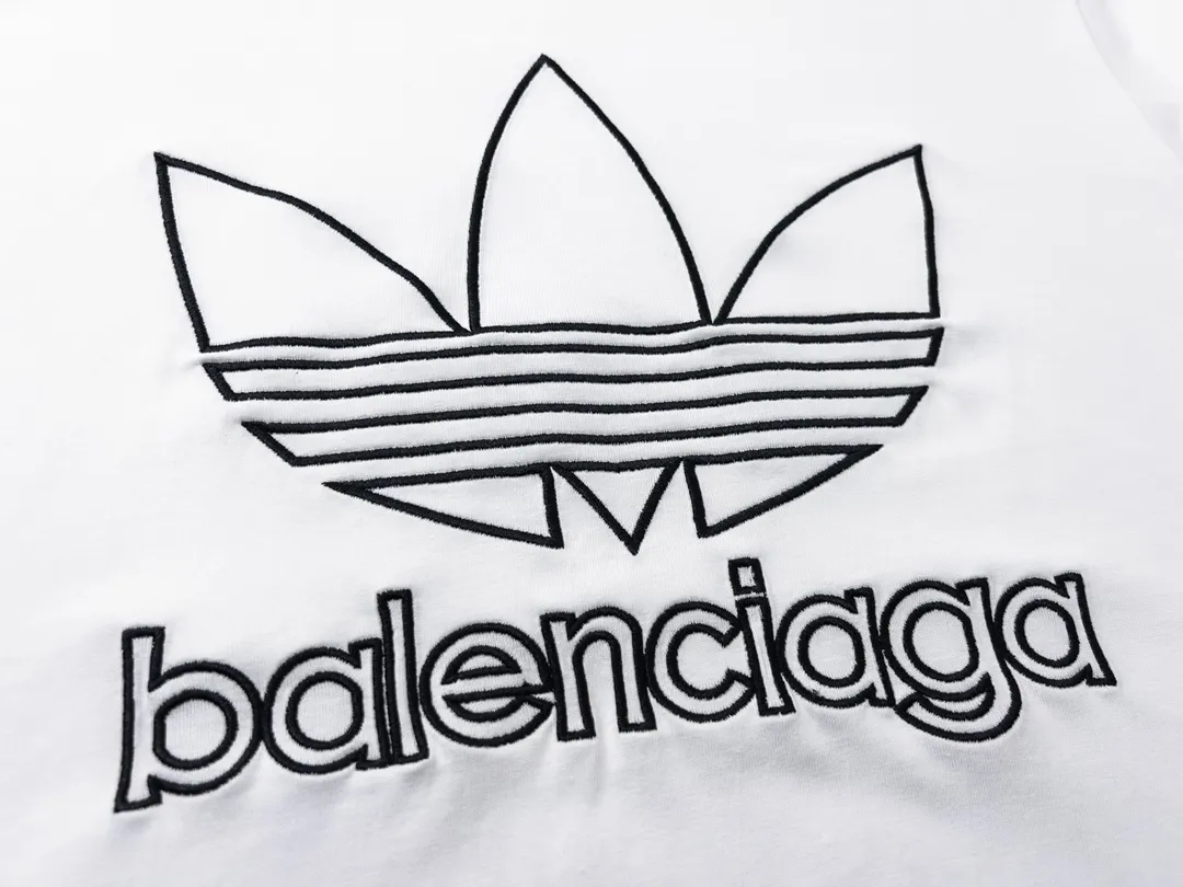 🅿️174 Detailed picture [Top version. Official website quality] BALENCI*GA/Paris joint Adidas front embroidered LOGO short-sleeved T-shirt# The fabric is made of Paris ZP custom-woven and dyed cotton double yarn. Weighing 260 grams, the cloth surface is clean. The cloth pattern is clear, soft and comfortable. The color fastness is good. It is not easy to change color. The threads are dyed with no color difference. The LOGO pattern letters are embroidered using imported embroidery machines, and the letters are three-dimensional and full. It is produced in Jubie market based on pictures, and comparisons are welcome. Restored brick cabinets. The version adopts OS loose shoulder version. Same style for men and women. Code: BL223059 Color: dark green. Black, white Size: XS to L
