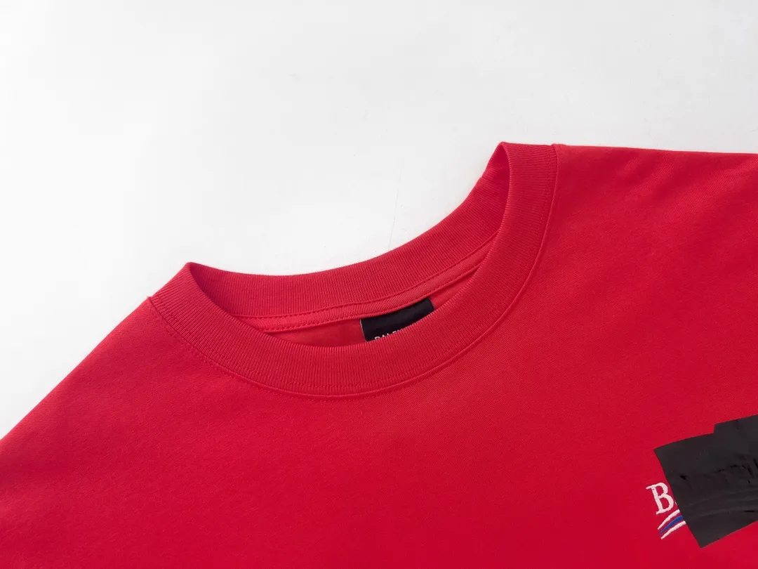 🅿️176 Detailed picture [Top version. Official website quality] BALENCI*GA/Paris#Classic. Coke embroidered black rubber short-sleeved T-shirt# The fabric is made of Paris ZP custom-woven and dyed cotton double yarn. Weighing 260 grams, the cloth surface is clean. The cloth pattern is clear, soft and comfortable. The color fastness is good. It is not easy to change color. The threads are dyed with no color difference. The classic pattern embroidery uses an imported embroidery machine, and the embroidery thread color is based on the original color. It is produced based on the pictures in the Jubie market. The letters are clear. The three-dimensional effect is strong. The embroidered flowers are laminated on the finished product. The version adopts OS loose shoulder design. Same style for men and women. Code: BL223008 Color: black, off-white, ash, red Size: XS S M L