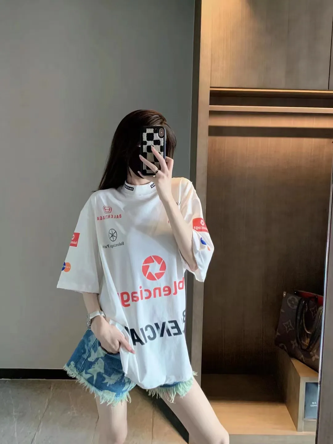 🎀Hot model pictures🎀Top tested version Balenciaga new BLCG Balenciaga 2023 latest LOGO collection embroidery couple star same style short-sleeved T-shirt ⚠️Original purchase 8,900, fine cotton plain fabric, rib embroidery technology, high elastic glue printing, hole distressed effect, loose outline version, full set of accessories #worsted breathable cotton fabric Made of specific heavyweight 32S cotton jersey fabric, 230 grams in weight; with 32s+70D drawbar thread, 300g: 95/cotton*5% spandex double yarn rib. The worsted cotton material is light, thin and breathable, with a strong cotton feel on the hand and strong breathability and moisture absorption; the threads are woven into combed cotton fabric using a blending process, making the fabric very soft to the touch. The worsted cotton material is light and breathable, has a strong cotton feel on the hand, is breathable and hygroscopic; it is not easy to wrinkle and does not require special care. 32-needle high-end textile imported from the rib, 70D ultra-fine elastic stitching, nearly non-feeling stitching, comfortable and fit the body shape.  #Threads are decorated with classic brand letter embroidery. The hollow letter embroidery is very fine and dense, the hollow lines are clear and the embroidery surface has a strong three-dimensional effect. The linen material embroidery thread is combined with encrypted processing, and the embroidery body has a subtle matte visual texture.  #High-elastic glue printing process Full-width trademark printing pattern, multi-color paste treatment. Elastic glue printing uses a highly elastic adhesive. The film has good elasticity and a soft hand feel. In order to ensure that the outline of the printed pattern is clear, white paste is printed on the edge of the pattern. On the one hand, it can enhance the three-dimensional effect of the pattern. On the other hand, it can also fix the organizational structure of the fabric so that the warp and weft yarns of the fabric are not loose and have a certain tensile strength and tearing strength.  #Unique hole-in-the-dark effect. The heavy-duty pure cotton material is used in some parts and is deliberately treated to have the effect of wear and tear. The damaged distressing treatment greatly increases the interest of the clothing. While adding to the layering of the clothing, the artistic flavor of the clothing is also vividly displayed.  Classic loose H drop shoulder style, smooth ribbed round neck, inner back collar strip to prevent deformation, internal seams with elastic inserts to prevent shoulder seams from deforming after multiple washes; cuffs and hem are edged with specially machined double topstitching.  Size: XS-L Color: White P:310