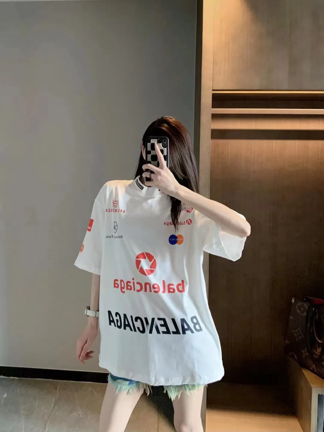 🎀Hot model pictures🎀Top tested version Balenciaga new BLCG Balenciaga 2023 latest LOGO collection embroidery couple star same style short-sleeved T-shirt ⚠️Original purchase 8,900, fine cotton plain fabric, rib embroidery technology, high elastic glue printing, hole distressed effect, loose outline version, full set of accessories #worsted breathable cotton fabric Made of specific heavyweight 32S cotton jersey fabric, 230 grams in weight; with 32s+70D drawbar thread, 300g: 95/cotton*5% spandex double yarn rib. The worsted cotton material is light, thin and breathable, with a strong cotton feel on the hand and strong breathability and moisture absorption; the threads are woven into combed cotton fabric using a blending process, making the fabric very soft to the touch. The worsted cotton material is light and breathable, has a strong cotton feel on the hand, is breathable and hygroscopic; it is not easy to wrinkle and does not require special care. 32-needle high-end textile imported from the rib, 70D ultra-fine elastic stitching, nearly non-feeling stitching, comfortable and fit the body shape.  #Threads are decorated with classic brand letter embroidery. The hollow letter embroidery is very fine and dense, the hollow lines are clear and the embroidery surface has a strong three-dimensional effect. The linen material embroidery thread is combined with encrypted processing, and the embroidery body has a subtle matte visual texture.  #High-elastic glue printing process Full-width trademark printing pattern, multi-color paste treatment. Elastic glue printing uses a highly elastic adhesive. The film has good elasticity and a soft hand feel. In order to ensure that the outline of the printed pattern is clear, white paste is printed on the edge of the pattern. On the one hand, it can enhance the three-dimensional effect of the pattern. On the other hand, it can also fix the organizational structure of the fabric so that the warp and weft yarns of the fabric are not loose and have a certain tensile strength and tearing strength.  #Unique hole-in-the-dark effect. The heavy-duty pure cotton material is used in some parts and is deliberately treated to have the effect of wear and tear. The damaged distressing treatment greatly increases the interest of the clothing. While adding to the layering of the clothing, the artistic flavor of the clothing is also vividly displayed.  Classic loose H drop shoulder style, smooth ribbed round neck, inner back collar strip to prevent deformation, internal seams with elastic inserts to prevent shoulder seams from deforming after multiple washes; cuffs and hem are edged with specially machined double topstitching.  Size: XS-L Color: White P:310