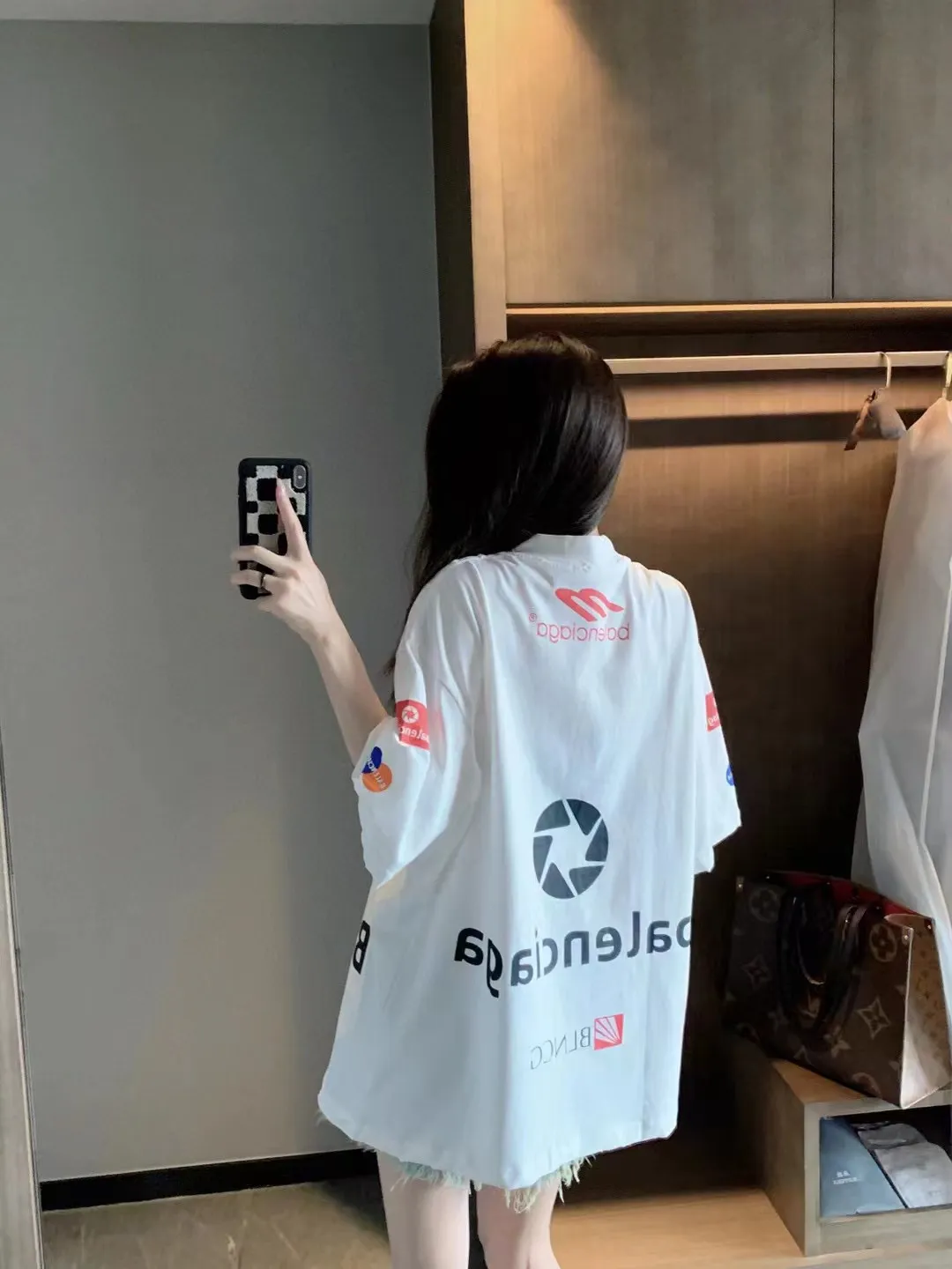 🎀Hot model pictures🎀Top tested version Balenciaga new BLCG Balenciaga 2023 latest LOGO collection embroidery couple star same style short-sleeved T-shirt ⚠️Original purchase 8,900, fine cotton plain fabric, rib embroidery technology, high elastic glue printing, hole distressed effect, loose outline version, full set of accessories #worsted breathable cotton fabric Made of specific heavyweight 32S cotton jersey fabric, 230 grams in weight; with 32s+70D drawbar thread, 300g: 95/cotton*5% spandex double yarn rib. The worsted cotton material is light, thin and breathable, with a strong cotton feel on the hand and strong breathability and moisture absorption; the threads are woven into combed cotton fabric using a blending process, making the fabric very soft to the touch. The worsted cotton material is light and breathable, has a strong cotton feel on the hand, is breathable and hygroscopic; it is not easy to wrinkle and does not require special care. 32-needle high-end textile imported from the rib, 70D ultra-fine elastic stitching, nearly non-feeling stitching, comfortable and fit the body shape.  #Threads are decorated with classic brand letter embroidery. The hollow letter embroidery is very fine and dense, the hollow lines are clear and the embroidery surface has a strong three-dimensional effect. The linen material embroidery thread is combined with encrypted processing, and the embroidery body has a subtle matte visual texture.  #High-elastic glue printing process Full-width trademark printing pattern, multi-color paste treatment. Elastic glue printing uses a highly elastic adhesive. The film has good elasticity and a soft hand feel. In order to ensure that the outline of the printed pattern is clear, white paste is printed on the edge of the pattern. On the one hand, it can enhance the three-dimensional effect of the pattern. On the other hand, it can also fix the organizational structure of the fabric so that the warp and weft yarns of the fabric are not loose and have a certain tensile strength and tearing strength.  #Unique hole-in-the-dark effect. The heavy-duty pure cotton material is used in some parts and is deliberately treated to have the effect of wear and tear. The damaged distressing treatment greatly increases the interest of the clothing. While adding to the layering of the clothing, the artistic flavor of the clothing is also vividly displayed.  Classic loose H drop shoulder style, smooth ribbed round neck, inner back collar strip to prevent deformation, internal seams with elastic inserts to prevent shoulder seams from deforming after multiple washes; cuffs and hem are edged with specially machined double topstitching.  Size: XS-L Color: White P:310