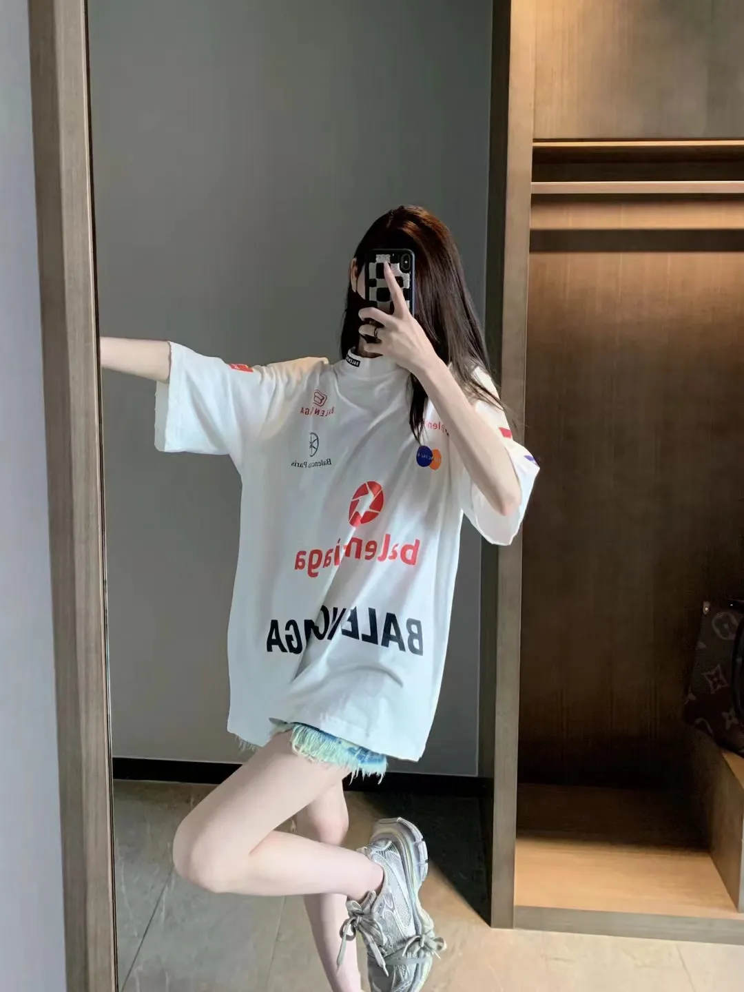 🎀Hot model pictures🎀Top tested version Balenciaga new BLCG Balenciaga 2023 latest LOGO collection embroidery couple star same style short-sleeved T-shirt ⚠️Original purchase 8,900, fine cotton plain fabric, rib embroidery technology, high elastic glue printing, hole distressed effect, loose outline version, full set of accessories #worsted breathable cotton fabric Made of specific heavyweight 32S cotton jersey fabric, 230 grams in weight; with 32s+70D drawbar thread, 300g: 95/cotton*5% spandex double yarn rib. The worsted cotton material is light, thin and breathable, with a strong cotton feel on the hand and strong breathability and moisture absorption; the threads are woven into combed cotton fabric using a blending process, making the fabric very soft to the touch. The worsted cotton material is light and breathable, has a strong cotton feel on the hand, is breathable and hygroscopic; it is not easy to wrinkle and does not require special care. 32-needle high-end textile imported from the rib, 70D ultra-fine elastic stitching, nearly non-feeling stitching, comfortable and fit the body shape.  #Threads are decorated with classic brand letter embroidery. The hollow letter embroidery is very fine and dense, the hollow lines are clear and the embroidery surface has a strong three-dimensional effect. The linen material embroidery thread is combined with encrypted processing, and the embroidery body has a subtle matte visual texture.  #High-elastic glue printing process Full-width trademark printing pattern, multi-color paste treatment. Elastic glue printing uses a highly elastic adhesive. The film has good elasticity and a soft hand feel. In order to ensure that the outline of the printed pattern is clear, white paste is printed on the edge of the pattern. On the one hand, it can enhance the three-dimensional effect of the pattern. On the other hand, it can also fix the organizational structure of the fabric so that the warp and weft yarns of the fabric are not loose and have a certain tensile strength and tearing strength.  #Unique hole-in-the-dark effect. The heavy-duty pure cotton material is used in some parts and is deliberately treated to have the effect of wear and tear. The damaged distressing treatment greatly increases the interest of the clothing. While adding to the layering of the clothing, the artistic flavor of the clothing is also vividly displayed.  Classic loose H drop shoulder style, smooth ribbed round neck, inner back collar strip to prevent deformation, internal seams with elastic inserts to prevent shoulder seams from deforming after multiple washes; cuffs and hem are edged with specially machined double topstitching.  Size: XS-L Color: White P:310