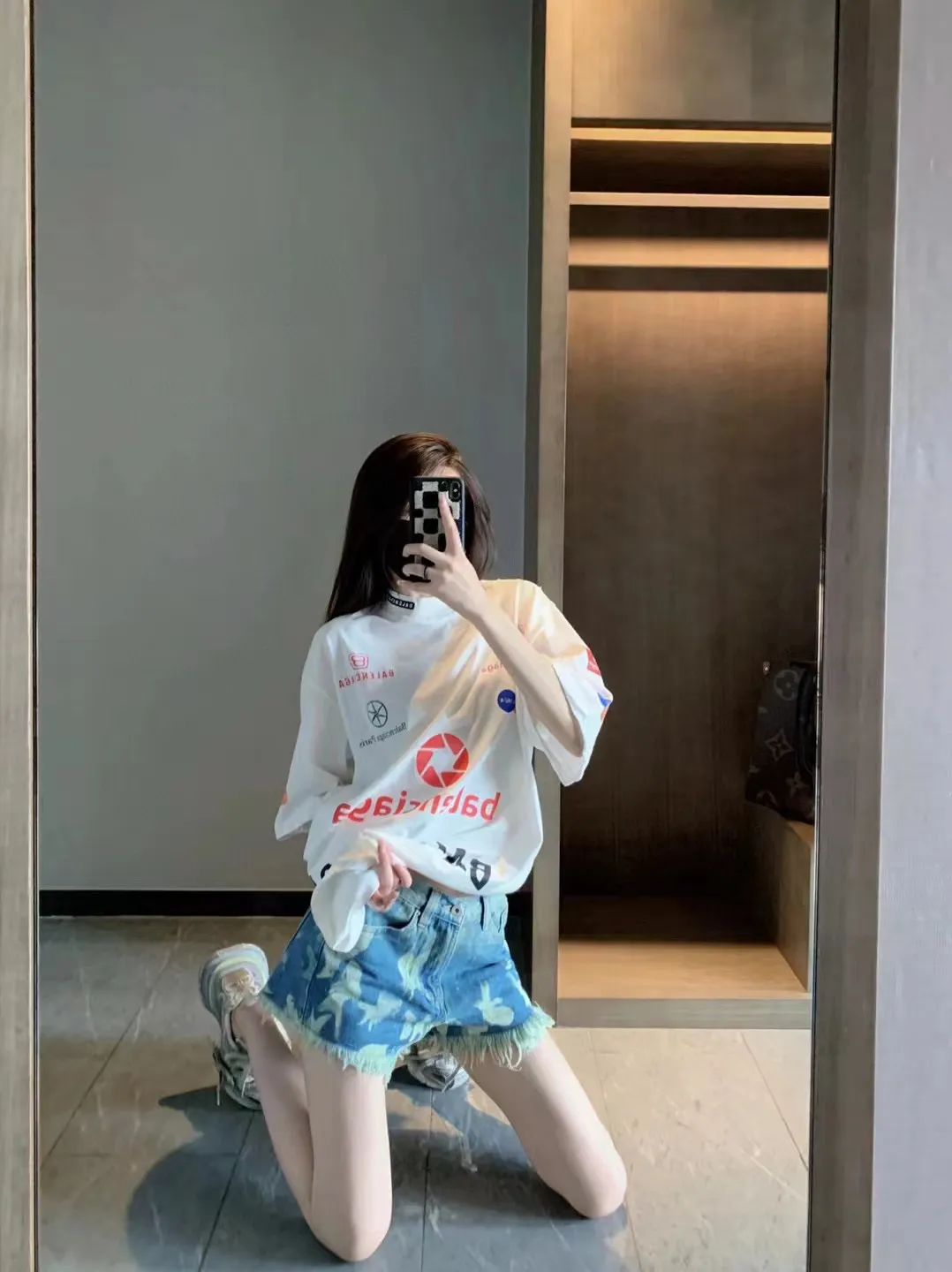 🎀Hot model pictures🎀Top tested version Balenciaga new BLCG Balenciaga 2023 latest LOGO collection embroidery couple star same style short-sleeved T-shirt ⚠️Original purchase 8,900, fine cotton plain fabric, rib embroidery technology, high elastic glue printing, hole distressed effect, loose outline version, full set of accessories #worsted breathable cotton fabric Made of specific heavyweight 32S cotton jersey fabric, 230 grams in weight; with 32s+70D drawbar thread, 300g: 95/cotton*5% spandex double yarn rib. The worsted cotton material is light, thin and breathable, with a strong cotton feel on the hand and strong breathability and moisture absorption; the threads are woven into combed cotton fabric using a blending process, making the fabric very soft to the touch. The worsted cotton material is light and breathable, has a strong cotton feel on the hand, is breathable and hygroscopic; it is not easy to wrinkle and does not require special care. 32-needle high-end textile imported from the rib, 70D ultra-fine elastic stitching, nearly non-feeling stitching, comfortable and fit the body shape.  #Threads are decorated with classic brand letter embroidery. The hollow letter embroidery is very fine and dense, the hollow lines are clear and the embroidery surface has a strong three-dimensional effect. The linen material embroidery thread is combined with encrypted processing, and the embroidery body has a subtle matte visual texture.  #High-elastic glue printing process Full-width trademark printing pattern, multi-color paste treatment. Elastic glue printing uses a highly elastic adhesive. The film has good elasticity and a soft hand feel. In order to ensure that the outline of the printed pattern is clear, white paste is printed on the edge of the pattern. On the one hand, it can enhance the three-dimensional effect of the pattern. On the other hand, it can also fix the organizational structure of the fabric so that the warp and weft yarns of the fabric are not loose and have a certain tensile strength and tearing strength.  #Unique hole-in-the-dark effect. The heavy-duty pure cotton material is used in some parts and is deliberately treated to have the effect of wear and tear. The damaged distressing treatment greatly increases the interest of the clothing. While adding to the layering of the clothing, the artistic flavor of the clothing is also vividly displayed.  Classic loose H drop shoulder style, smooth ribbed round neck, inner back collar strip to prevent deformation, internal seams with elastic inserts to prevent shoulder seams from deforming after multiple washes; cuffs and hem are edged with specially machined double topstitching.  Size: XS-L Color: White P:310