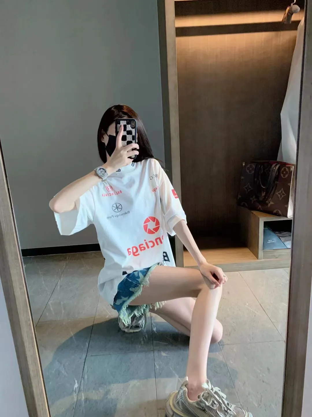 🎀Hot model pictures🎀Top tested version Balenciaga new BLCG Balenciaga 2023 latest LOGO collection embroidery couple star same style short-sleeved T-shirt ⚠️Original purchase 8,900, fine cotton plain fabric, rib embroidery technology, high elastic glue printing, hole distressed effect, loose outline version, full set of accessories #worsted breathable cotton fabric Made of specific heavyweight 32S cotton jersey fabric, 230 grams in weight; with 32s+70D drawbar thread, 300g: 95/cotton*5% spandex double yarn rib. The worsted cotton material is light, thin and breathable, with a strong cotton feel on the hand and strong breathability and moisture absorption; the threads are woven into combed cotton fabric using a blending process, making the fabric very soft to the touch. The worsted cotton material is light and breathable, has a strong cotton feel on the hand, is breathable and hygroscopic; it is not easy to wrinkle and does not require special care. 32-needle high-end textile imported from the rib, 70D ultra-fine elastic stitching, nearly non-feeling stitching, comfortable and fit the body shape.  #Threads are decorated with classic brand letter embroidery. The hollow letter embroidery is very fine and dense, the hollow lines are clear and the embroidery surface has a strong three-dimensional effect. The linen material embroidery thread is combined with encrypted processing, and the embroidery body has a subtle matte visual texture.  #High-elastic glue printing process Full-width trademark printing pattern, multi-color paste treatment. Elastic glue printing uses a highly elastic adhesive. The film has good elasticity and a soft hand feel. In order to ensure that the outline of the printed pattern is clear, white paste is printed on the edge of the pattern. On the one hand, it can enhance the three-dimensional effect of the pattern. On the other hand, it can also fix the organizational structure of the fabric so that the warp and weft yarns of the fabric are not loose and have a certain tensile strength and tearing strength.  #Unique hole-in-the-dark effect. The heavy-duty pure cotton material is used in some parts and is deliberately treated to have the effect of wear and tear. The damaged distressing treatment greatly increases the interest of the clothing. While adding to the layering of the clothing, the artistic flavor of the clothing is also vividly displayed.  Classic loose H drop shoulder style, smooth ribbed round neck, inner back collar strip to prevent deformation, internal seams with elastic inserts to prevent shoulder seams from deforming after multiple washes; cuffs and hem are edged with specially machined double topstitching.  Size: XS-L Color: White P:310