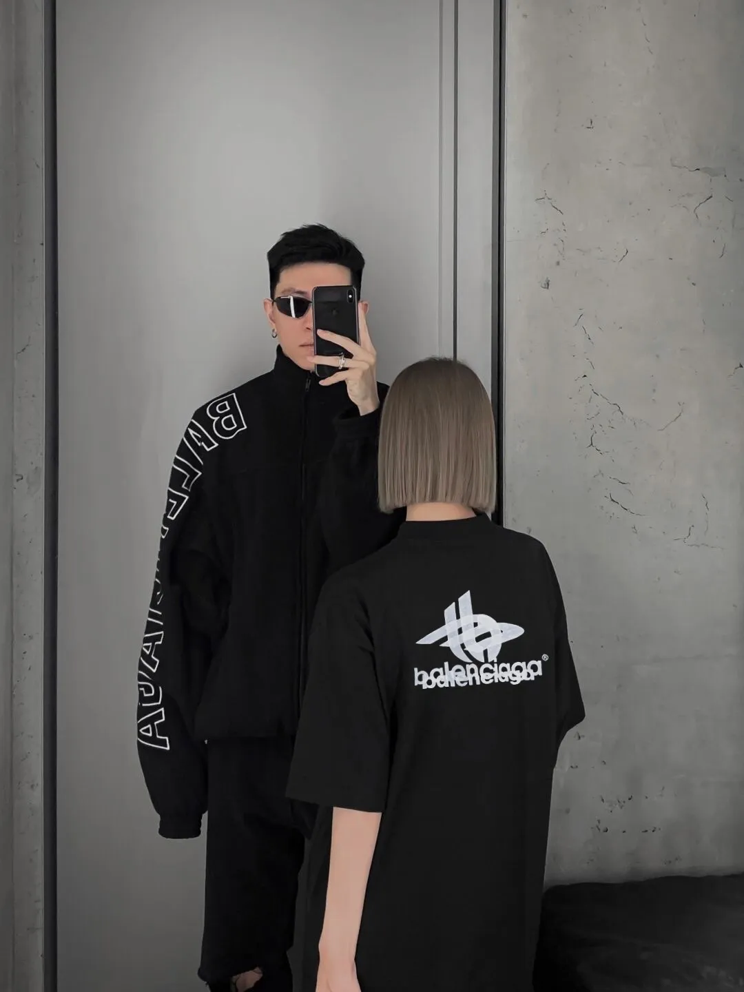 ♻️💯Upper body reference model picture❤️Top tested version Balenciaga 23SS same style short-sleeved T-shirt with overlapping letters for male and female couples Vintage plain knitted worsted fabric, stretch glue printing, large silhouette YB development uses specific heavyweight 16S fine cotton jersey fabric, 230g weight; with 32s+70D drawbar thread, 260g: 95/fine cotton*5% spandex double yarn rib. ‼ ️The worsted cotton material is light and breathable, feels soft and comfortable against the skin, has strong breathability and hygroscopicity; the threads are woven into combed cotton fabric using blending technology, which is not easy to wrinkle and does not require special care. ‼ ️High-density elastic glue printing! According to the original color, the same color glue material is specially selected, and high-elastic frame glue printing is selected. ‼ ️Increases the elasticity of the printed area, and at the same time has strong penetration and color fastness, especially on cotton fabrics. The details of the printing are very well handled, with no burrs or traces of crossing the border. ‼ ️After technical processing of the printing screen, the slurry can penetrate into the fabric where there is a pattern. The permeability is strong and the fabric texture is clearly visible. Classic loose unisex style, versatile, comfortable and easy to wear P:260 Size: XS-L