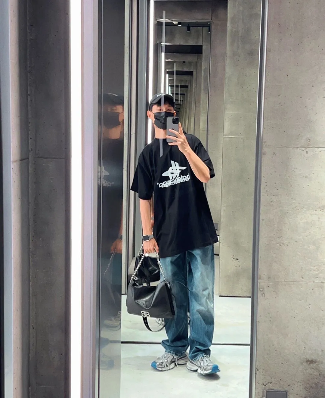 ♻️💯Upper body reference model picture❤️Top tested version Balenciaga 23SS same style short-sleeved T-shirt with overlapping letters for male and female couples Vintage plain knitted worsted fabric, stretch glue printing, large silhouette YB development uses specific heavyweight 16S fine cotton jersey fabric, 230g weight; with 32s+70D drawbar thread, 260g: 95/fine cotton*5% spandex double yarn rib. ‼ ️The worsted cotton material is light and breathable, feels soft and comfortable against the skin, has strong breathability and hygroscopicity; the threads are woven into combed cotton fabric using blending technology, which is not easy to wrinkle and does not require special care. ‼ ️High-density elastic glue printing! According to the original color, the same color glue material is specially selected, and high-elastic frame glue printing is selected. ‼ ️Increases the elasticity of the printed area, and at the same time has strong penetration and color fastness, especially on cotton fabrics. The details of the printing are very well handled, with no burrs or traces of crossing the border. ‼ ️After technical processing of the printing screen, the slurry can penetrate into the fabric where there is a pattern. The permeability is strong and the fabric texture is clearly visible. Classic loose unisex style, versatile, comfortable and easy to wear P:260 Size: XS-L