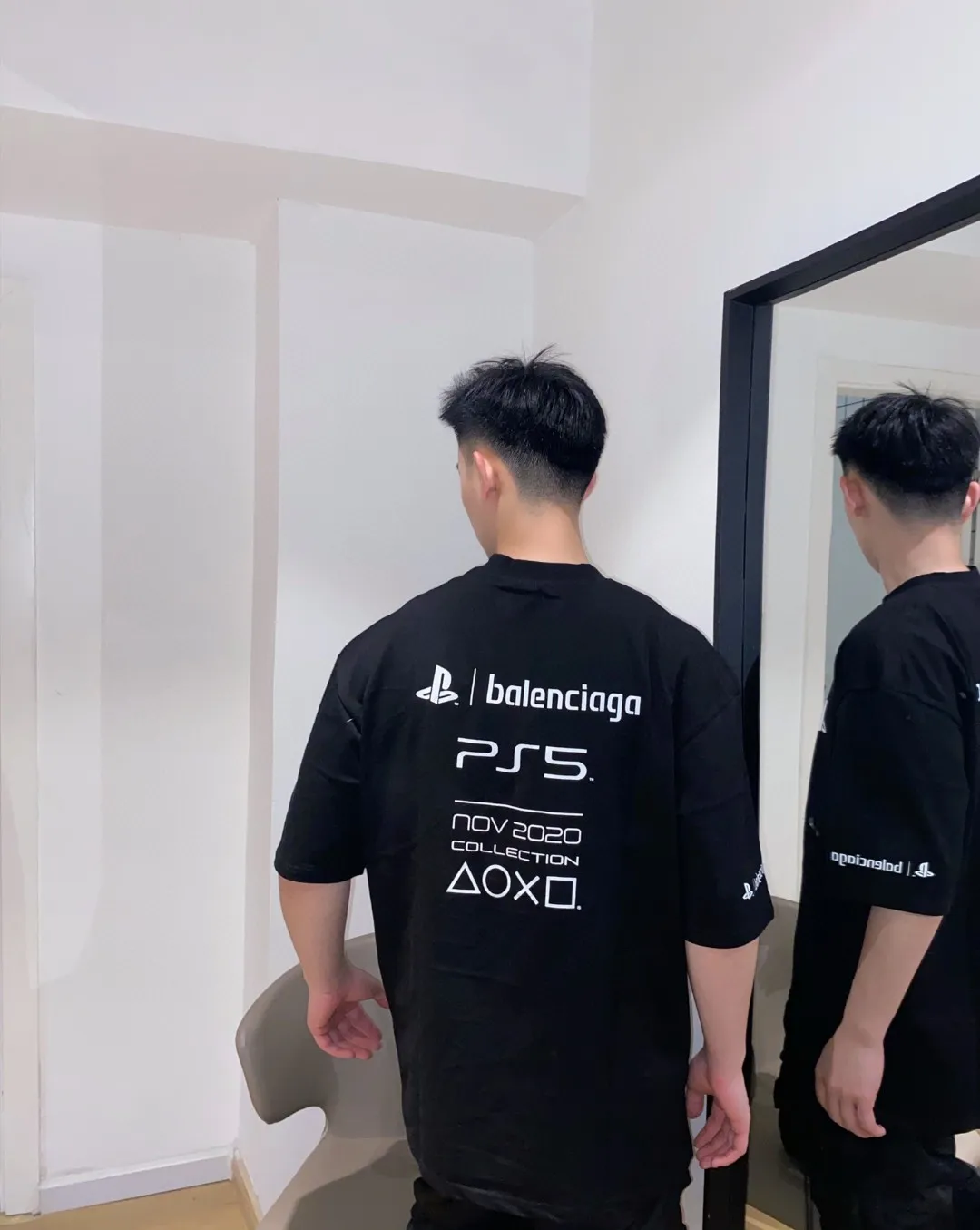 ♻️💯Reference model picture for the upper body❤️The top tested version BALENCIAGA 21SS PS5 collaboration pure cotton short-sleeved TEE for men and women couples. The fabric uses 260 grams of double yarn cotton smooth fabric. Three-dimensional tailoring. Full drape. The fabrics are all washed and pre-shrunk. Will not shrink after washing. Not easy to deform. Does not fade. Comfortable and breathable. Custom-dyed threads. Full set of customized accessories. Printing uses glue printing technology imported from Japan. The fine texture is integrated with the fabric. A novel and interesting design. The PS5 game buttons are printed on the clothes. As a very good-looking Balenciaga collaboration model, the OverSize version is recommended. Size: XS-L Color: Black White P: 240