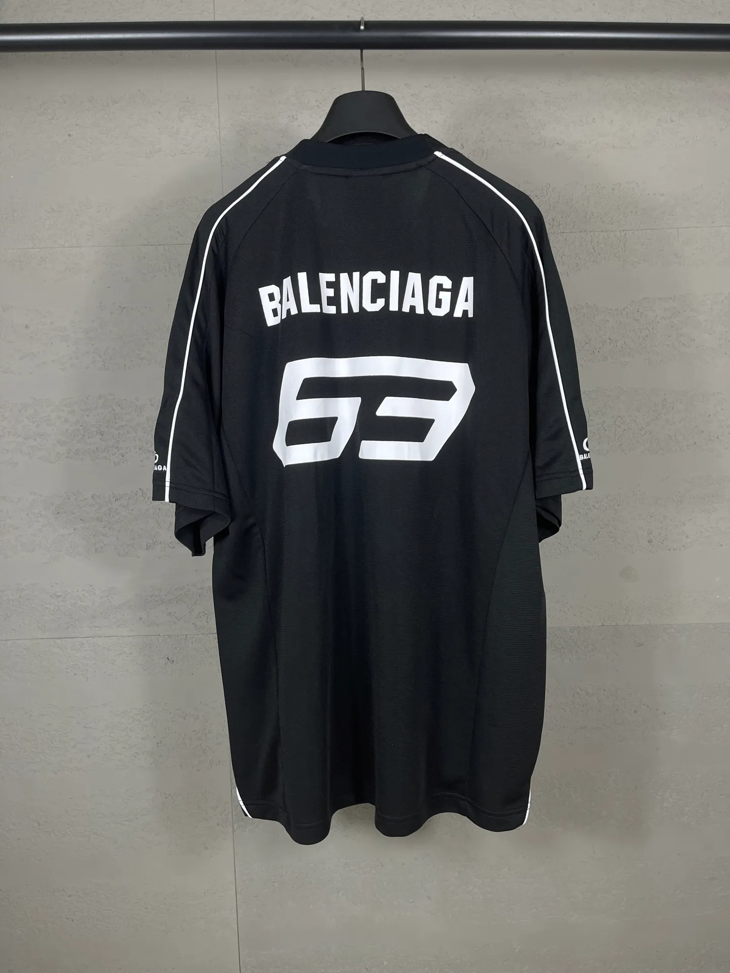 🅿️226 Actual pictures [Top version. Official website quality] BALENCI*GA/Paris co-branded Lamborghini jersey, printed embroidery on the front and back, embroidered on the left and right sleeves, multi-position short-sleeved T-shirt #overweight craftsmanship. SS25 latest model. Research and development at the first time, different market currencies. Comparisons welcome. The fabric is made of custom-woven sports fabric that absorbs moisture and is comfortable and dry. Whether you are doing sports or fitness or going out on the street every day, you can easily become the center of attention. Stretch ribbing at neckline. Weighing 260 grams, the cloth surface is clean. The cloth pattern is clear, soft and comfortable. The threads are dyed with no color difference. The printing uses imported environmentally friendly rubber paddles. The embroidery is done using imported Tajima embroidery machines. The pattern letters are clear, three-dimensional and without burrs. Jubie market produces pictures based on pictures. Welcome to compare. The version adopts OS loose shoulder design. Same style for men and women. Code: BL253691 Color: black, white Size: XS S M L