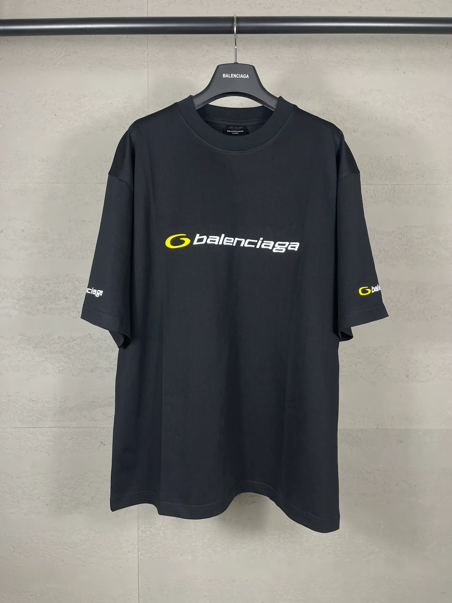 🅿️194 Real photos [Top version. Official website quality] BALENCI*GA/Paris BALENCI*GA# new style, 2025 new letter LOGO on the front and back, exquisite embroidery on the left and right cuffs of short-sleeved T-shirts. Brick cabinet synchronization. Welcome to compare. The fabric is made of Paris ZP custom-woven and dyed 100% cotton double-yarn compact cotton. The weight is 260 grams. The cloth surface is clean. The cloth pattern is clear. It is soft and comfortable. It has good color fastness and is not easy to change color. The threads are woven and dyed with no color difference. The embroidery is done using a Tajima embroidery machine, with clear patterns and three-dimensional letters. Comparisons welcome. Restore brick cabinet. The version adopts OS loose shoulder version. Same style for men and women. Code: BL253680 Color: black. Mist Blue Size: XS S M L