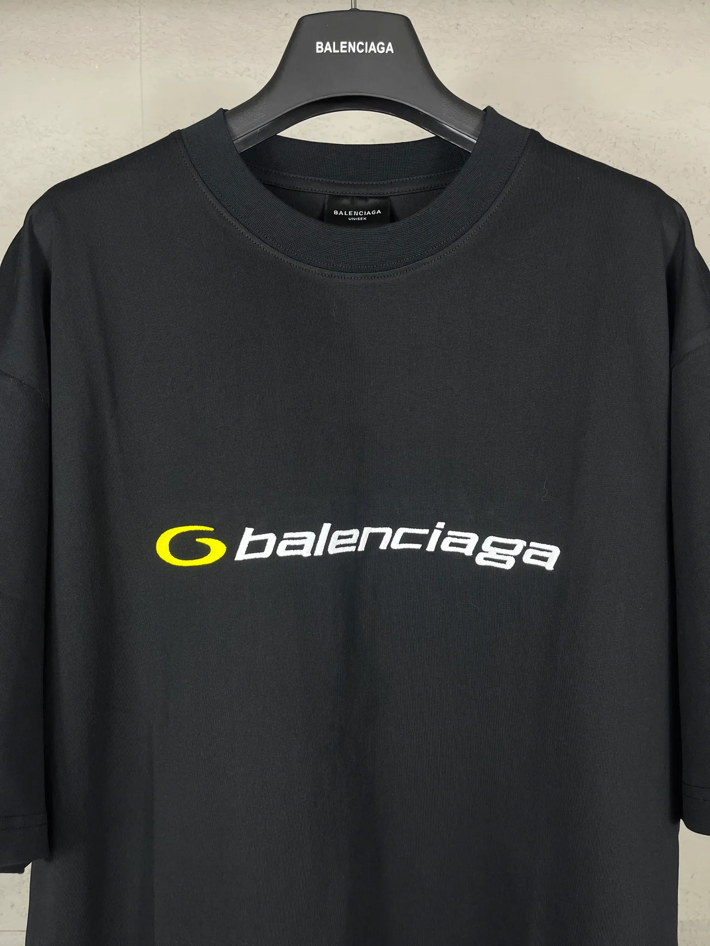 🅿️194 Real photos [Top version. Official website quality] BALENCI*GA/Paris BALENCI*GA# new style, 2025 new letter LOGO on the front and back, exquisite embroidery on the left and right cuffs of short-sleeved T-shirts. Brick cabinet synchronization. Welcome to compare. The fabric is made of Paris ZP custom-woven and dyed 100% cotton double-yarn compact cotton. The weight is 260 grams. The cloth surface is clean. The cloth pattern is clear. It is soft and comfortable. It has good color fastness and is not easy to change color. The threads are woven and dyed with no color difference. The embroidery is done using a Tajima embroidery machine, with clear patterns and three-dimensional letters. Comparisons welcome. Restore brick cabinet. The version adopts OS loose shoulder version. Same style for men and women. Code: BL253680 Color: black. Mist Blue Size: XS S M L