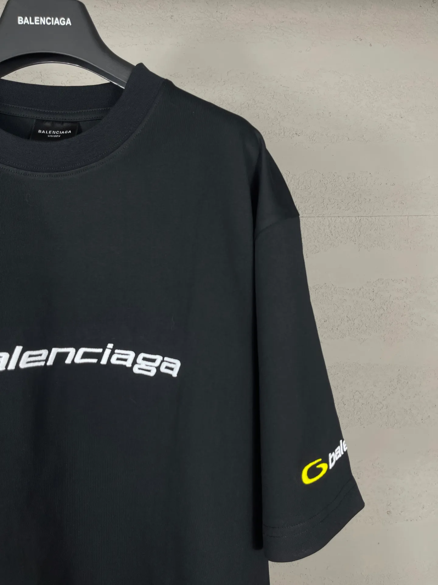 🅿️194 Real photos [Top version. Official website quality] BALENCI*GA/Paris BALENCI*GA# new style, 2025 new letter LOGO on the front and back, exquisite embroidery on the left and right cuffs of short-sleeved T-shirts. Brick cabinet synchronization. Welcome to compare. The fabric is made of Paris ZP custom-woven and dyed 100% cotton double-yarn compact cotton. The weight is 260 grams. The cloth surface is clean. The cloth pattern is clear. It is soft and comfortable. It has good color fastness and is not easy to change color. The threads are woven and dyed with no color difference. The embroidery is done using a Tajima embroidery machine, with clear patterns and three-dimensional letters. Comparisons welcome. Restore brick cabinet. The version adopts OS loose shoulder version. Same style for men and women. Code: BL253680 Color: black. Mist Blue Size: XS S M L