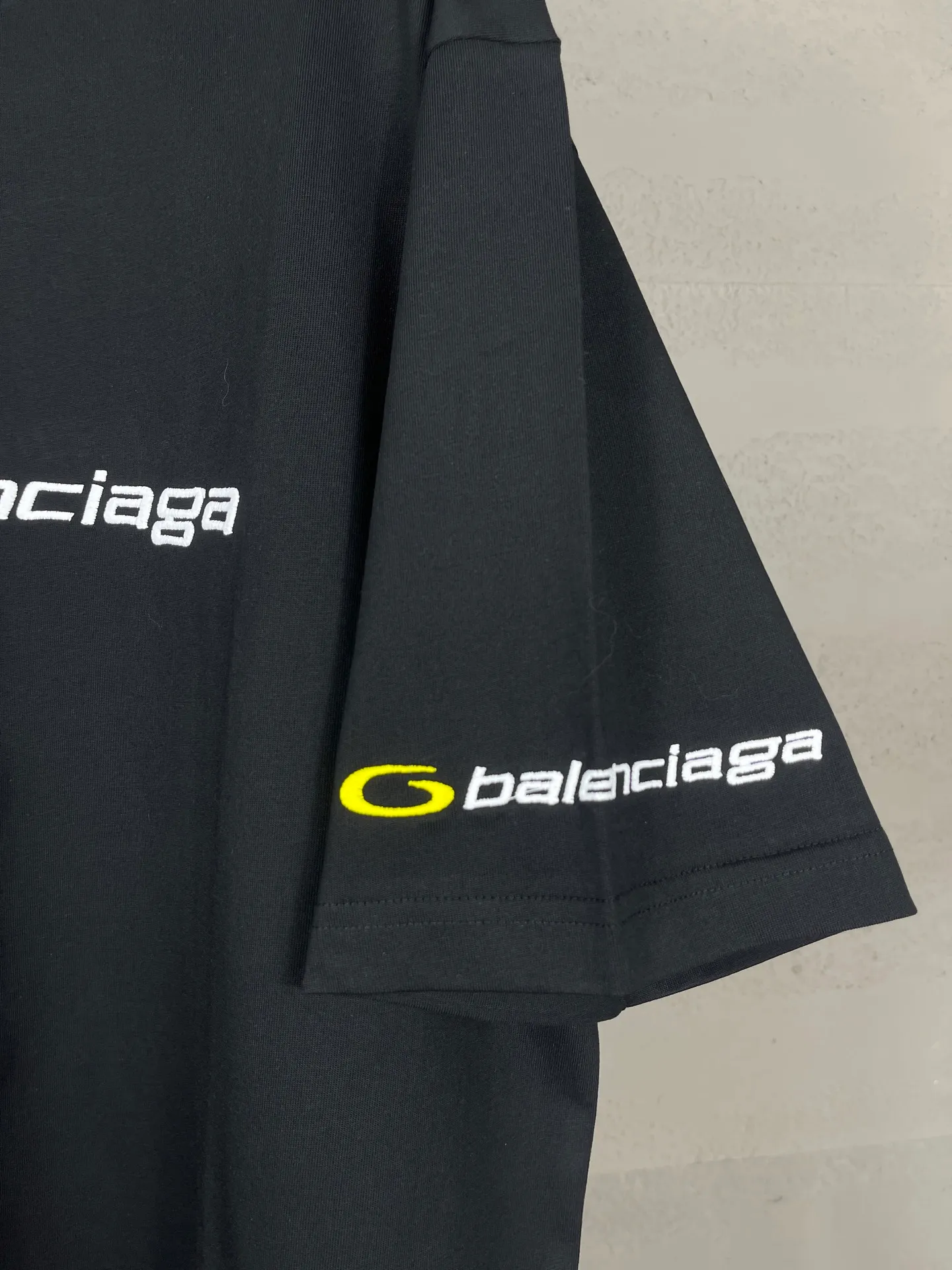 🅿️194 Real photos [Top version. Official website quality] BALENCI*GA/Paris BALENCI*GA# new style, 2025 new letter LOGO on the front and back, exquisite embroidery on the left and right cuffs of short-sleeved T-shirts. Brick cabinet synchronization. Welcome to compare. The fabric is made of Paris ZP custom-woven and dyed 100% cotton double-yarn compact cotton. The weight is 260 grams. The cloth surface is clean. The cloth pattern is clear. It is soft and comfortable. It has good color fastness and is not easy to change color. The threads are woven and dyed with no color difference. The embroidery is done using a Tajima embroidery machine, with clear patterns and three-dimensional letters. Comparisons welcome. Restore brick cabinet. The version adopts OS loose shoulder version. Same style for men and women. Code: BL253680 Color: black. Mist Blue Size: XS S M L