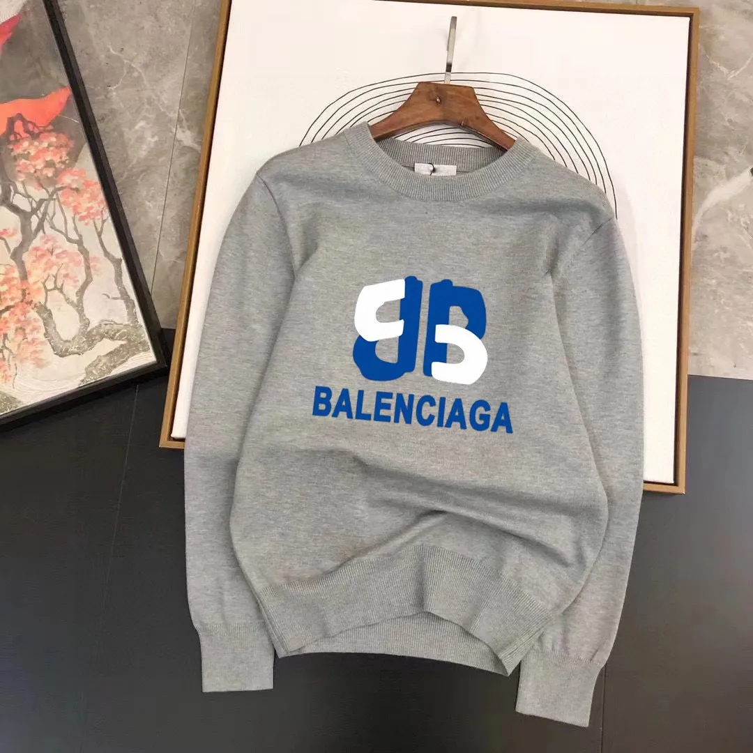🅿️240 【BALENCIAGA】Autumn and winter classic round neck pullover sweater, in full condition! ! ! Wool blended fabric, the latest model in 2025, golden ratio! ! Slim-fitting soft gold, versatile and practical item, the combination and practicality are extremely powerful, simple and elegant, and classy! To create your own style, it is highly recommended to buy it in two colors. The standard slim fit tailoring process is suitable for both young and old men. It is knitted from wool and will not cause any discomfort! While keeping warm, it is stylish, textured and wearable, and the classic logo with contrasting colors on the chest feels in place! ! Recommended for regular customers! ! Size M-3XL (maximum wear: 190 pounds)