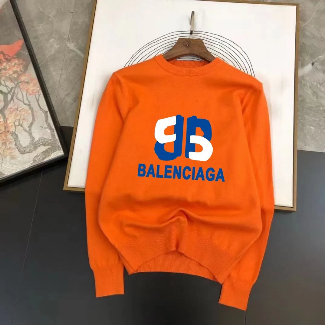 🅿️240 【BALENCIAGA】Autumn and winter classic round neck pullover sweater, in full condition! ! ! Wool blended fabric, the latest model in 2025, golden ratio! ! Slim-fitting soft gold, versatile and practical item, the combination and practicality are extremely powerful, simple and elegant, and classy! To create your own style, it is highly recommended to buy it in two colors. The standard slim fit tailoring process is suitable for both young and old men. It is knitted from wool and will not cause any discomfort! While keeping warm, it is stylish, textured and wearable, and the classic logo with contrasting colors on the chest feels in place! ! Recommended for regular customers! ! Size M-3XL (maximum wear: 190 pounds)