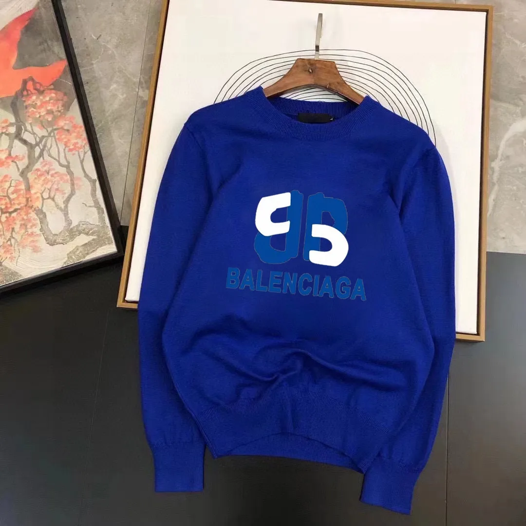🅿️240 【BALENCIAGA】Autumn and winter classic round neck pullover sweater, in full condition! ! ! Wool blended fabric, the latest model in 2025, golden ratio! ! Slim-fitting soft gold, versatile and practical item, the combination and practicality are extremely powerful, simple and elegant, and classy! To create your own style, it is highly recommended to buy it in two colors. The standard slim fit tailoring process is suitable for both young and old men. It is knitted from wool and will not cause any discomfort! While keeping warm, it is stylish, textured and wearable, and the classic logo with contrasting colors on the chest feels in place! ! Recommended for regular customers! ! Size M-3XL (maximum wear: 190 pounds)