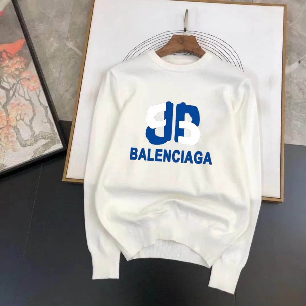🅿️240 【BALENCIAGA】Autumn and winter classic round neck pullover sweater, in full condition! ! ! Wool blended fabric, the latest model in 2025, golden ratio! ! Slim-fitting soft gold, versatile and practical item, the combination and practicality are extremely powerful, simple and elegant, and classy! To create your own style, it is highly recommended to buy it in two colors. The standard slim fit tailoring process is suitable for both young and old men. It is knitted from wool and will not cause any discomfort! While keeping warm, it is stylish, textured and wearable, and the classic logo with contrasting colors on the chest feels in place! ! Recommended for regular customers! ! Size M-3XL (maximum wear: 190 pounds)