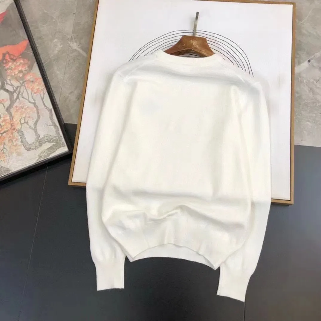 🅿️240 【BALENCIAGA】Autumn and winter classic round neck pullover sweater, in full condition! ! ! Wool blended fabric, the latest model in 2025, golden ratio! ! Slim-fitting soft gold, versatile and practical item, the combination and practicality are extremely powerful, simple and elegant, and classy! To create your own style, it is highly recommended to buy it in two colors. The standard slim fit tailoring process is suitable for both young and old men. It is knitted from wool and will not cause any discomfort! While keeping warm, it is stylish, textured and wearable, and the classic logo with contrasting colors on the chest feels in place! ! Recommended for regular customers! ! Size M-3XL (maximum wear: 190 pounds)