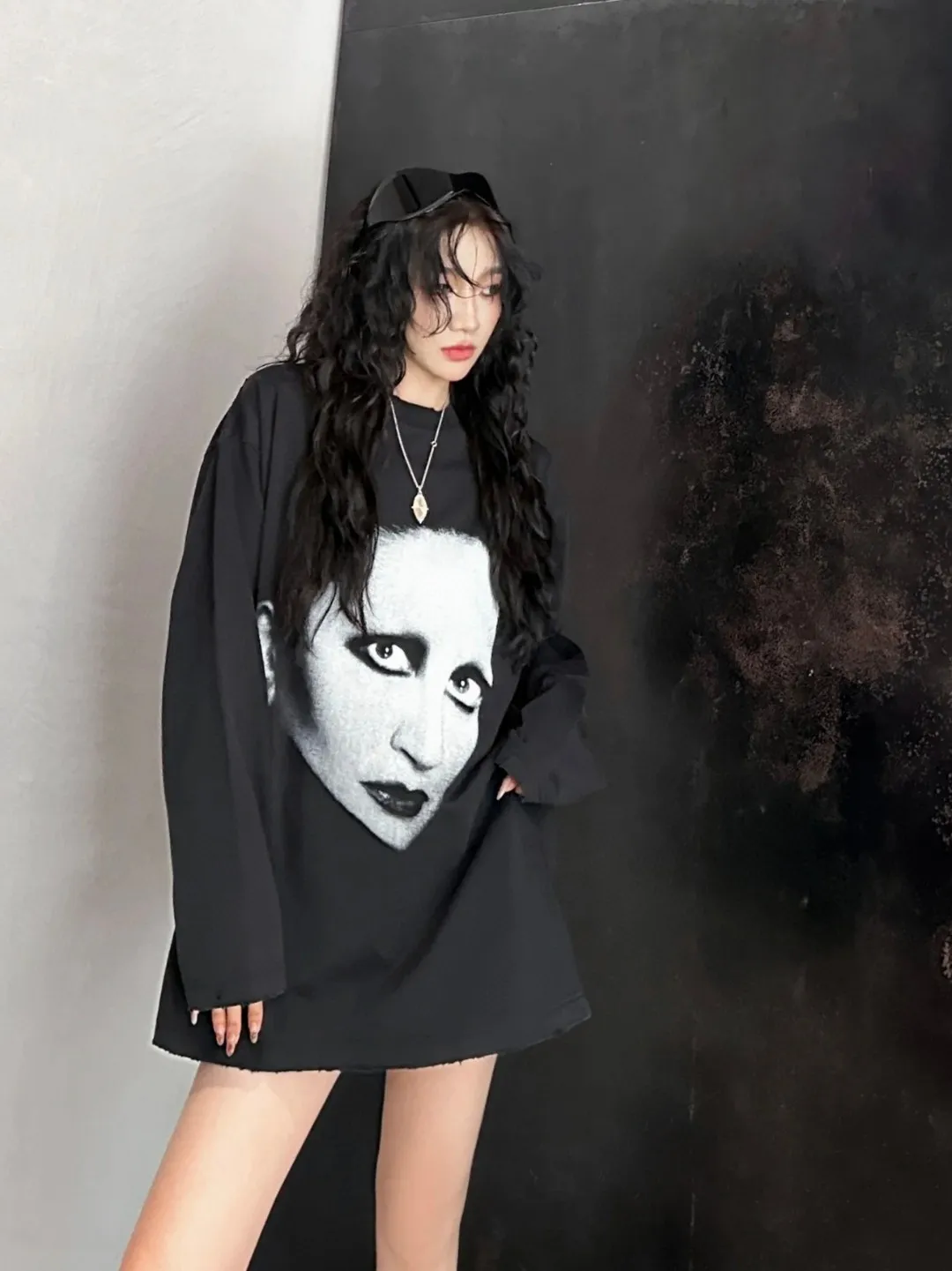 🎀Hot model pictures🎀Top version of Balenciaga Mins joint series, portrait printed long-sleeved T-shirt, same style for men and women. Simple yet stylish retro, made of original customized high-weight double-ply fabric. The fabric feels solid and very classy. It is soft and delicate next to the body, very refined. It shows taste. The loose OS cut is in line with the current trend aesthetic. Original fabric, the same official style, customized 400g terry double-ply fabric + thread dyed fabric in the same vat, very comfortable to the touch, synchronized with the latest counters in autumn and winter, OS off-shoulder version, fashionable and individual, super versatile and good-looking, very suitable for both men and women, a must-have style, hang tag, collar label, washed wheat, complete with three standards, color: black, size: S-L P:320