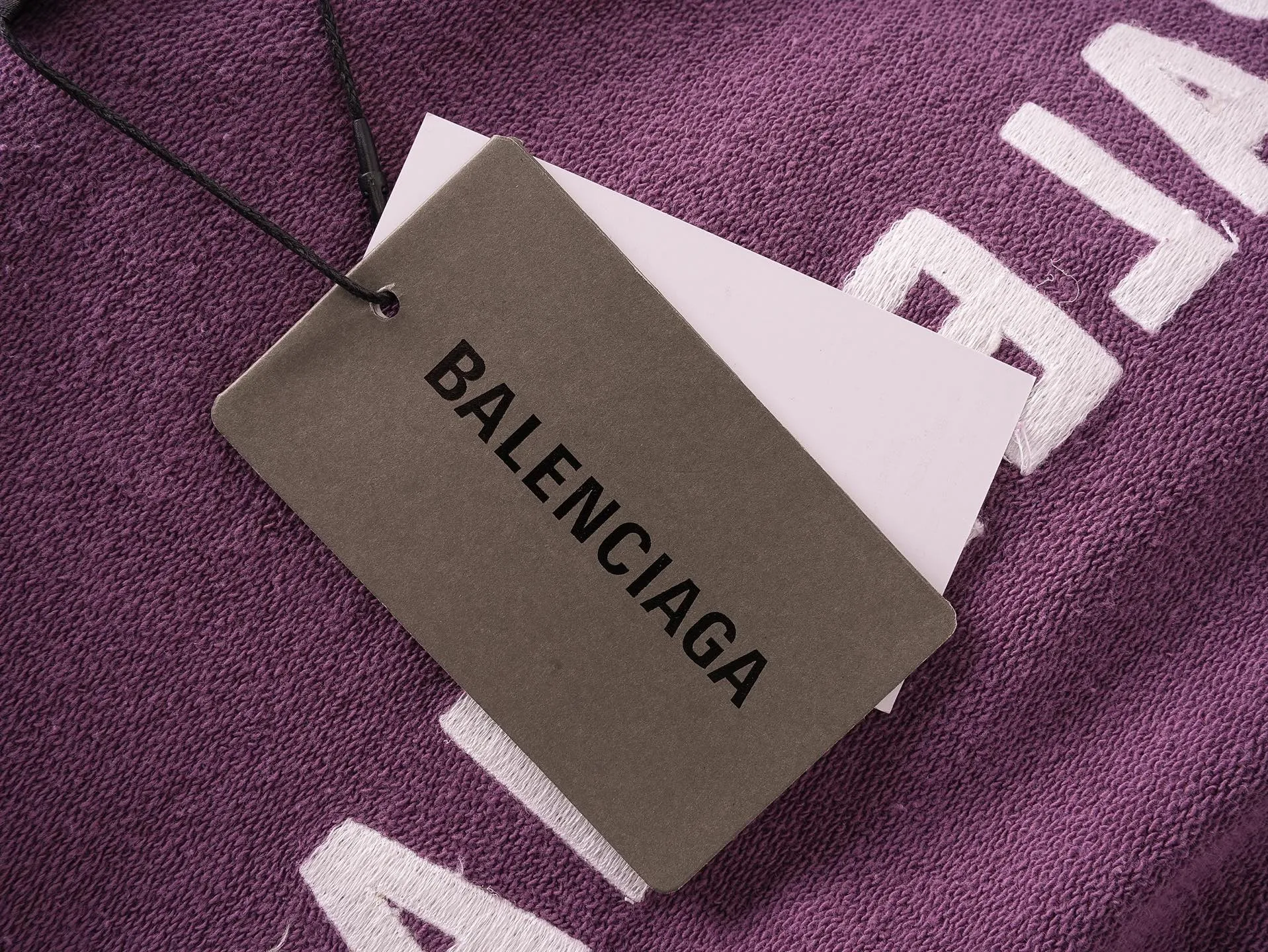 🅿️340 real photos [Top version. Official website quality] BALENCI*G*/25 new autumn and winter style. Washed and distressed hooded sweatshirt with Paris LOGO embroidered on the front and back. Ready-made garments are sprayed with horse wash to make them look old. The fabric adopts batik process. SS25 latest model. Research and development at the first time, different market currencies. Comparisons welcome. The fabric is made of Paris ZP custom-woven, custom-dyed and batik cotton sweatshirt. Weighing 460 grams, the cloth surface is clean. The cloth pattern is clear, soft and comfortable. The threads are dyed with no color difference. The embroidery is done with embroidery machines imported from Tajima, and the garments are washed and worn to make them look old. Jubie market currency. Welcome to compare. The version adopts OS loose shoulder style. Same style for men and women. Code: BL259935 Color: washed purple, washed blue Size: XS S M L