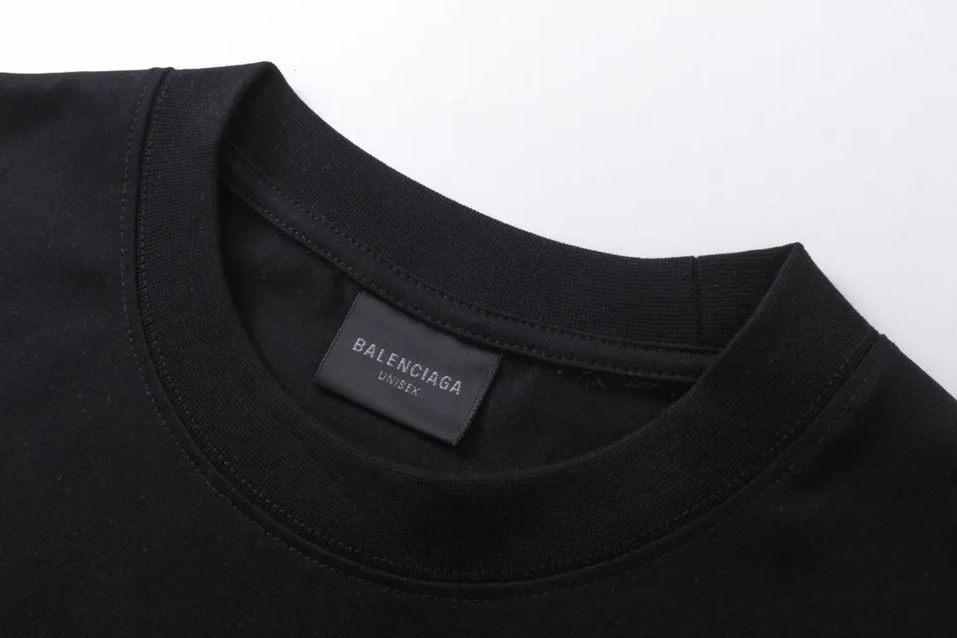 🅿️170 detailed pictures [Top version. Official website quality] BALENCI*GA/Paris. 2024 new style. New LOGO front and back printed short-sleeved T-shirt, brick cabinet synchronization. Genuine product developed at the first time, happy to print and compare! The fabric is made of Paris ZP custom-woven and dyed cotton double yarn. Weighing 260 grams, the cloth surface is clean. The cloth pattern is clear, soft and comfortable. The threads are dyed with no color difference. The classic LOGO is printed using environmentally friendly imported materials, with clear letters and a three-dimensional effect. Restore the brick cabinet. Different market currency, welcome to compare, the version adopts OS loose shoulder version. Same style for men and women Coding: BL223312 Color: black, white Size: XS to L