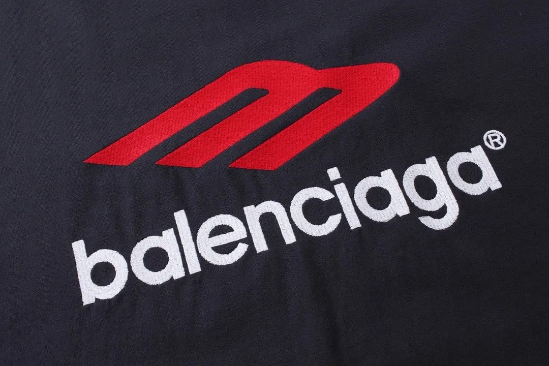 🅿️220 real photos [Top version. Official website quality] BALENCI*GA/Paris BALENCI*GA#2024 latest model, big LOGO icon. Front and back. Embroidered long-sleeved T-shirt on left and right sleeves. Brick cabinet synchronization. Genuine products are developed and developed in the first time. Welcome to compare! The fabric is made of Paris ZP custom-woven and dyed 100% cotton double-yarn compact cotton. The weight is 260 grams. The cloth surface is clean. The cloth pattern is clear. It is soft and comfortable. It has good color fastness and is not easy to change color. The threads are woven and dyed with no color difference. The embroidery is done using imported Tajima embroidery machines. Super 15W needle and thread, three-dimensional effect, clear lines. No burrs and miscellaneous threads, ultra-high craftsmanship embroidery. The version adopts OS loose shoulder design. Same style for men and women. Code: BL225002 Color: dark gray blue, white Size: XS S M L