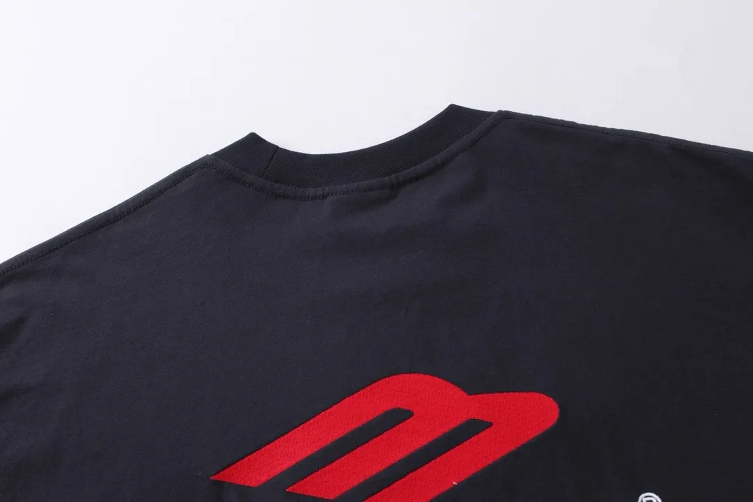 🅿️220 real photos [Top version. Official website quality] BALENCI*GA/Paris BALENCI*GA#2024 latest model, big LOGO icon. Front and back. Embroidered long-sleeved T-shirt on left and right sleeves. Brick cabinet synchronization. Genuine products are developed and developed in the first time. Welcome to compare! The fabric is made of Paris ZP custom-woven and dyed 100% cotton double-yarn compact cotton. The weight is 260 grams. The cloth surface is clean. The cloth pattern is clear. It is soft and comfortable. It has good color fastness and is not easy to change color. The threads are woven and dyed with no color difference. The embroidery is done using imported Tajima embroidery machines. Super 15W needle and thread, three-dimensional effect, clear lines. No burrs and miscellaneous threads, ultra-high craftsmanship embroidery. The version adopts OS loose shoulder design. Same style for men and women. Code: BL225002 Color: dark gray blue, white Size: XS S M L
