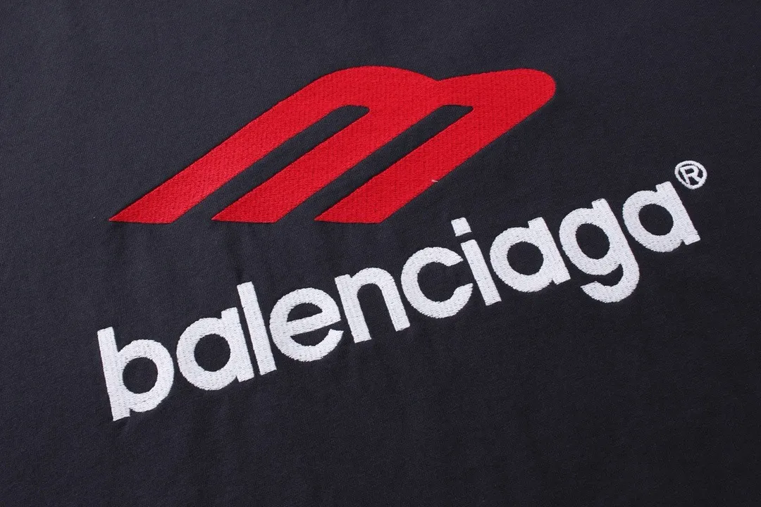 🅿️220 real photos [Top version. Official website quality] BALENCI*GA/Paris BALENCI*GA#2024 latest model, big LOGO icon. Front and back. Embroidered long-sleeved T-shirt on left and right sleeves. Brick cabinet synchronization. Genuine products are developed and developed in the first time. Welcome to compare! The fabric is made of Paris ZP custom-woven and dyed 100% cotton double-yarn compact cotton. The weight is 260 grams. The cloth surface is clean. The cloth pattern is clear. It is soft and comfortable. It has good color fastness and is not easy to change color. The threads are woven and dyed with no color difference. The embroidery is done using imported Tajima embroidery machines. Super 15W needle and thread, three-dimensional effect, clear lines. No burrs and miscellaneous threads, ultra-high craftsmanship embroidery. The version adopts OS loose shoulder design. Same style for men and women. Code: BL225002 Color: dark gray blue, white Size: XS S M L