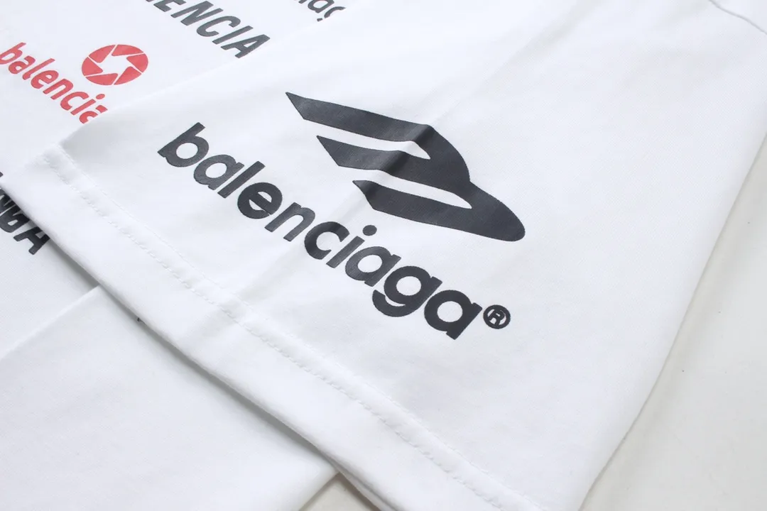 🅿️180 detailed pictures [Top version. Official website quality] BALENCI*GA/Paris. Multi-element trademark LOGO short-sleeved T-shirt 2024 new style. All pattern details, colors, Y boards are customized, and the brick cabinets are synchronized. Genuine products are developed at the first time, and you can print and compare! The fabric is made of Paris ZP custom-woven and dyed cotton double yarn. Weighing 260 grams, the cloth surface is clean. The cloth pattern is clear, soft and comfortable. The threads are dyed with no color difference. The printing uses environmentally friendly imported materials, the letters are clear and the effect is three-dimensional. The version adopts OS loose shoulder design. Same style for men and women. Code: BL223375 Color: black, white Size: XS to L