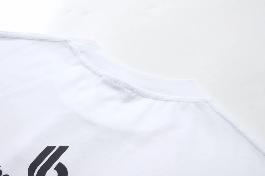 🅿️180 detailed pictures [Top version. Official website quality] BALENCI*GA/Paris. Multi-element trademark LOGO short-sleeved T-shirt 2024 new style. All pattern details, colors, Y boards are customized, and the brick cabinets are synchronized. Genuine products are developed at the first time, and you can print and compare! The fabric is made of Paris ZP custom-woven and dyed cotton double yarn. Weighing 260 grams, the cloth surface is clean. The cloth pattern is clear, soft and comfortable. The threads are dyed with no color difference. The printing uses environmentally friendly imported materials, the letters are clear and the effect is three-dimensional. The version adopts OS loose shoulder design. Same style for men and women. Code: BL223375 Color: black, white Size: XS to L