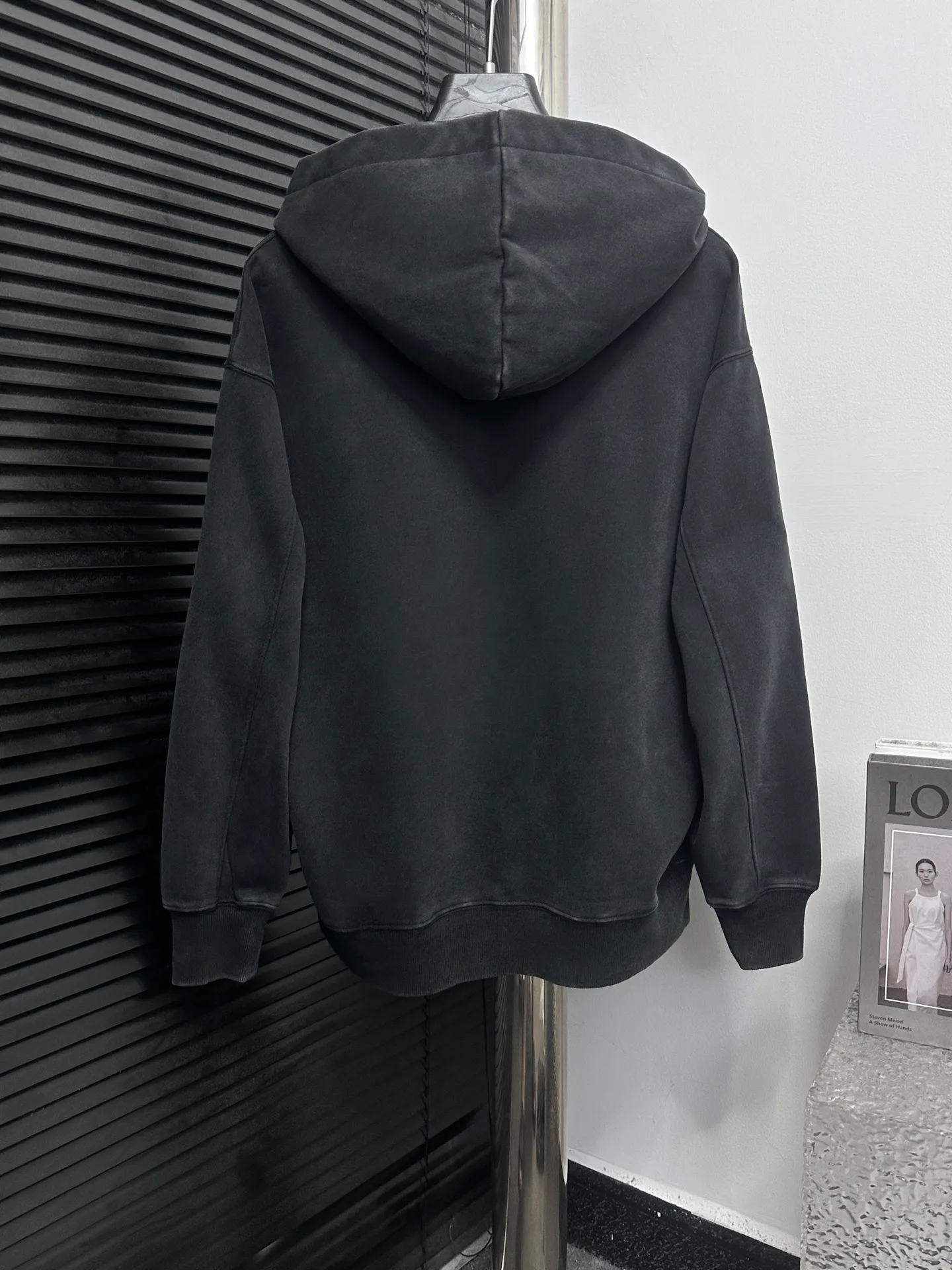🅿️330 [BALENCIaGA] Paris washed hooded sweatshirt. The fabric is made of 400g Paris-specific double yarns* high weight double yarn ribs, washed and aged. It has a better hand feel and texture. It is not easy to deform, not easy to shrink, not easy to fade, and maintains long-term beauty. The same style for men and women! ! Size: S-XL