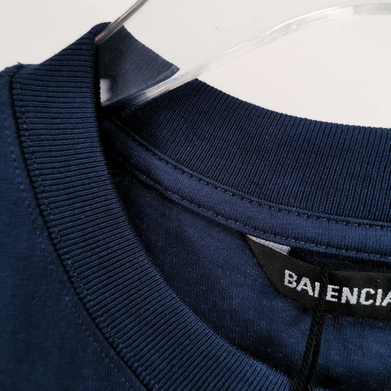Top tested version BALENCIAGA basic embroidery logo pure cotton loose-fitting trendy brand short-sleeve for men and women. Fabric: 32S 280g super heavy fabric, ready-to-wear washable, soft and comfortable to the touch. Printing: Using Japanese Tajima embroidery technology, the embroidery is accurate, the printing is meticulous and full, and there is no thread skipping. Accessories: Customized full set of BLCG accessories Color: Fluorescent green black gray dark khaki white Size: XS-L P:240