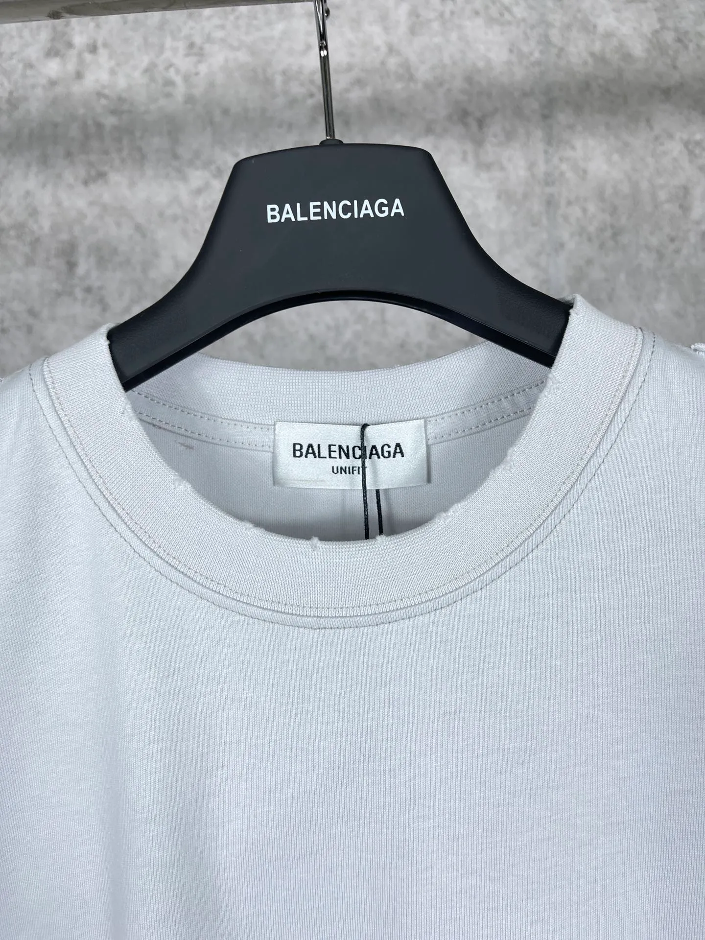 🅿️180 real photos [Top version. Official website quality] BALENCI*GA/Paris. Lightning letter straight crack printed frayed distressed short-sleeved T-shirt. Brick cabinet synchronization. The fabric is made of Paris ZP custom-woven and dyed cotton double yarn compact cotton. The weight is 260 grams, the cloth surface is clean. The cloth pattern is clear, soft and comfortable. The threads are dyed with no color difference. The classic pattern is printed with environmentally friendly imported tensile materials and precision printing screens. The letters are clear and the effect is three-dimensional. The ready-made clothes are hand-painted and restored to ZP, the ready-made clothes are worn and the brick cabinets are restored. Different market currency, welcome to compare, the version adopts OS loose shoulder version. Same style for men and women Coding: BL223011 Color: black. Beige. Brown Size: XS S M L