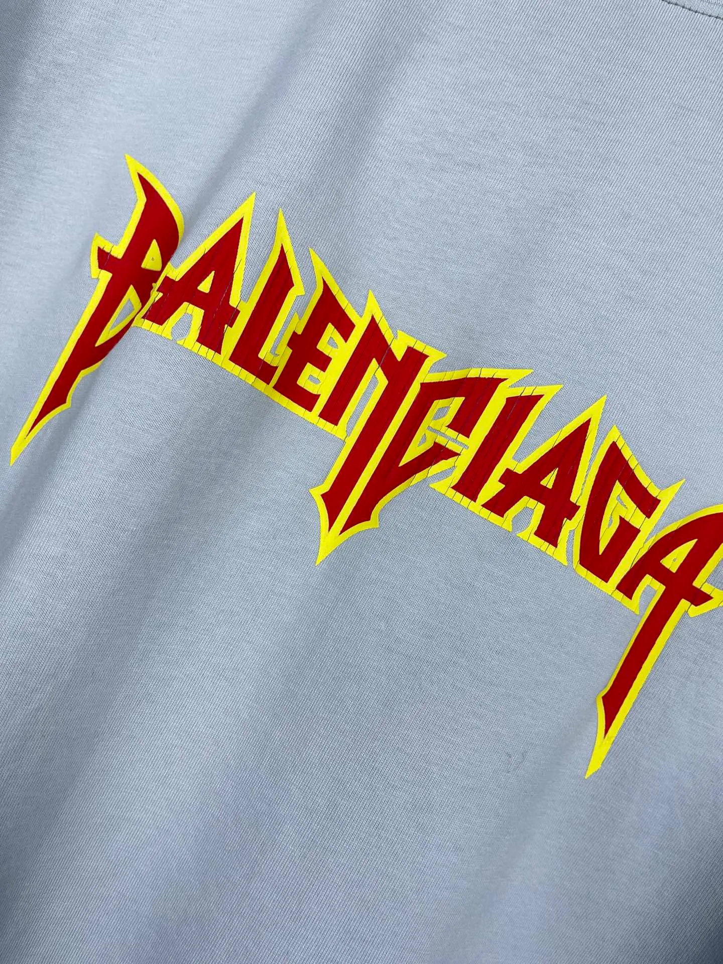 🅿️180 real photos [Top version. Official website quality] BALENCI*GA/Paris. Lightning letter straight crack printed frayed distressed short-sleeved T-shirt. Brick cabinet synchronization. The fabric is made of Paris ZP custom-woven and dyed cotton double yarn compact cotton. The weight is 260 grams, the cloth surface is clean. The cloth pattern is clear, soft and comfortable. The threads are dyed with no color difference. The classic pattern is printed with environmentally friendly imported tensile materials and precision printing screens. The letters are clear and the effect is three-dimensional. The ready-made clothes are hand-painted and restored to ZP, the ready-made clothes are worn and the brick cabinets are restored. Different market currency, welcome to compare, the version adopts OS loose shoulder version. Same style for men and women Coding: BL223011 Color: black. Beige. Brown Size: XS S M L