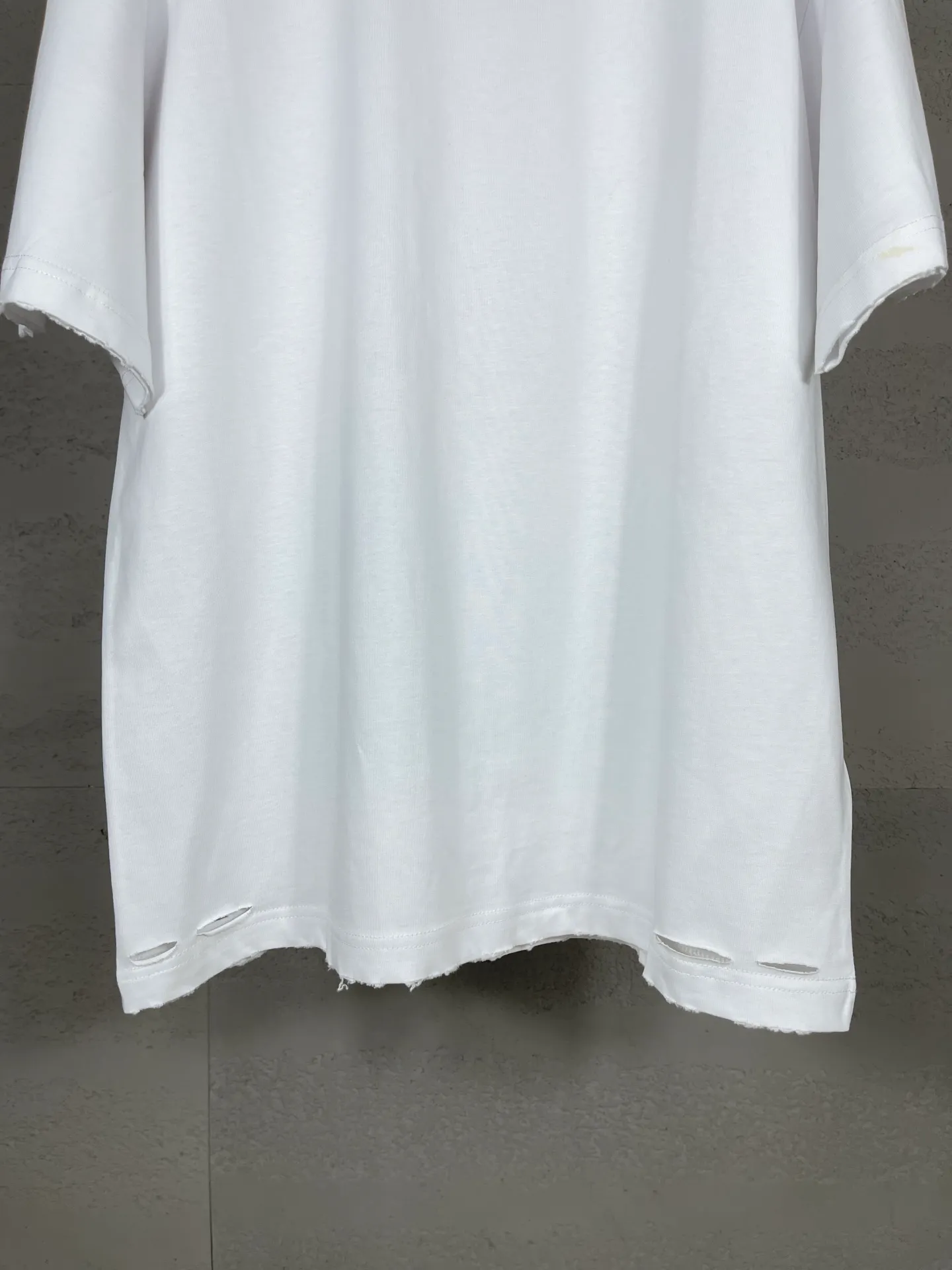 🅿️190 Detailed picture [Top version. Official website quality] BALENCI*GA/Paris. 25ss latest model. Art print on the back of Paris letters, ready-made washed and frayed short-sleeved T-shirt. Brick cabinet synchronization. The fabric is made of Paris ZP custom-woven and dyed 100% cotton double yarn compact cotton. The weight is 260 grams, the cloth surface is clean. The cloth pattern is clear, soft and comfortable, and the thread is dyed with no color difference. The classic pattern is printed using environmentally friendly imported materials, with clear letters and a three-dimensional effect. Restored brick cabinet. The garments were washed and aged, and polished by many hands. Produced by ultra-heavy craftsmanship, the market currency is very different, welcome to compare. The version adopts OS loose shoulder design. The same style for men and women. Coding: BL253706 Color: white, black Size: XS S M L