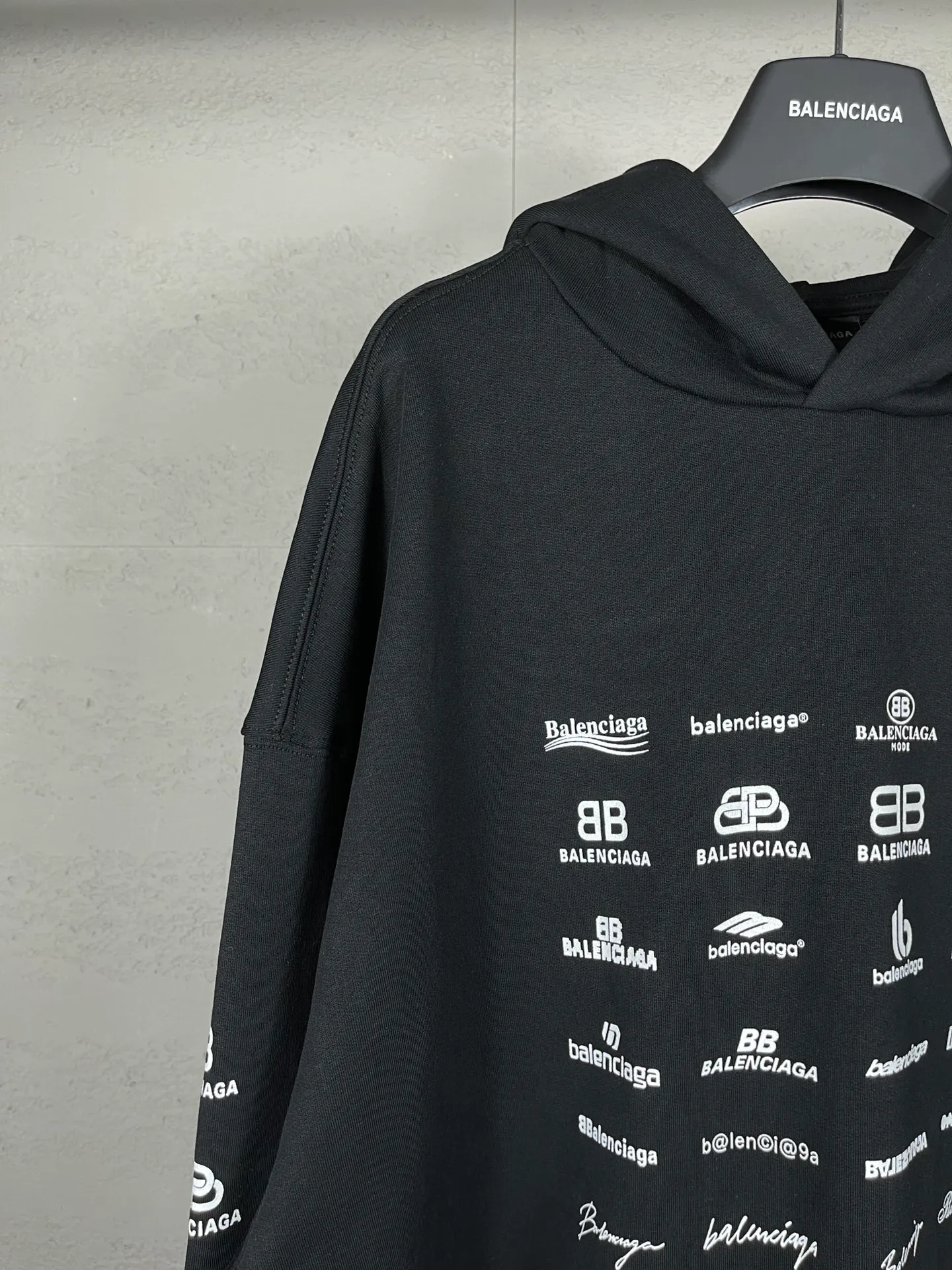 🅿️300 real photos [Top version. Official website quality] BALENCI*GA/Paris BALENCI*GA# 2023 spring and summer new style, printed with classic LOGO collection long-sleeved sweatshirt. 2023 autumn and winter new product. Brick cabinet synchronization. The fabric is made of Paris ZP custom-woven and dyed cotton double yarn sweatshirt. The weight is 450 grams, the cloth surface is clean. The cloth texture is clear. Soft and comfortable. Good color fastness. Not easy to change color. The threads are woven and dyed with no color difference. The printing uses imported environmentally friendly rubber paddles, precision stencils, fine LOGO letters, clear letters, no burrs, and a three-dimensional effect. Restore brick cabinet. The version adopts OS loose shoulder style. Same style for men and women. Code: BL238002 Color: black, beige, pink, smoke gray. Size: XS S M L