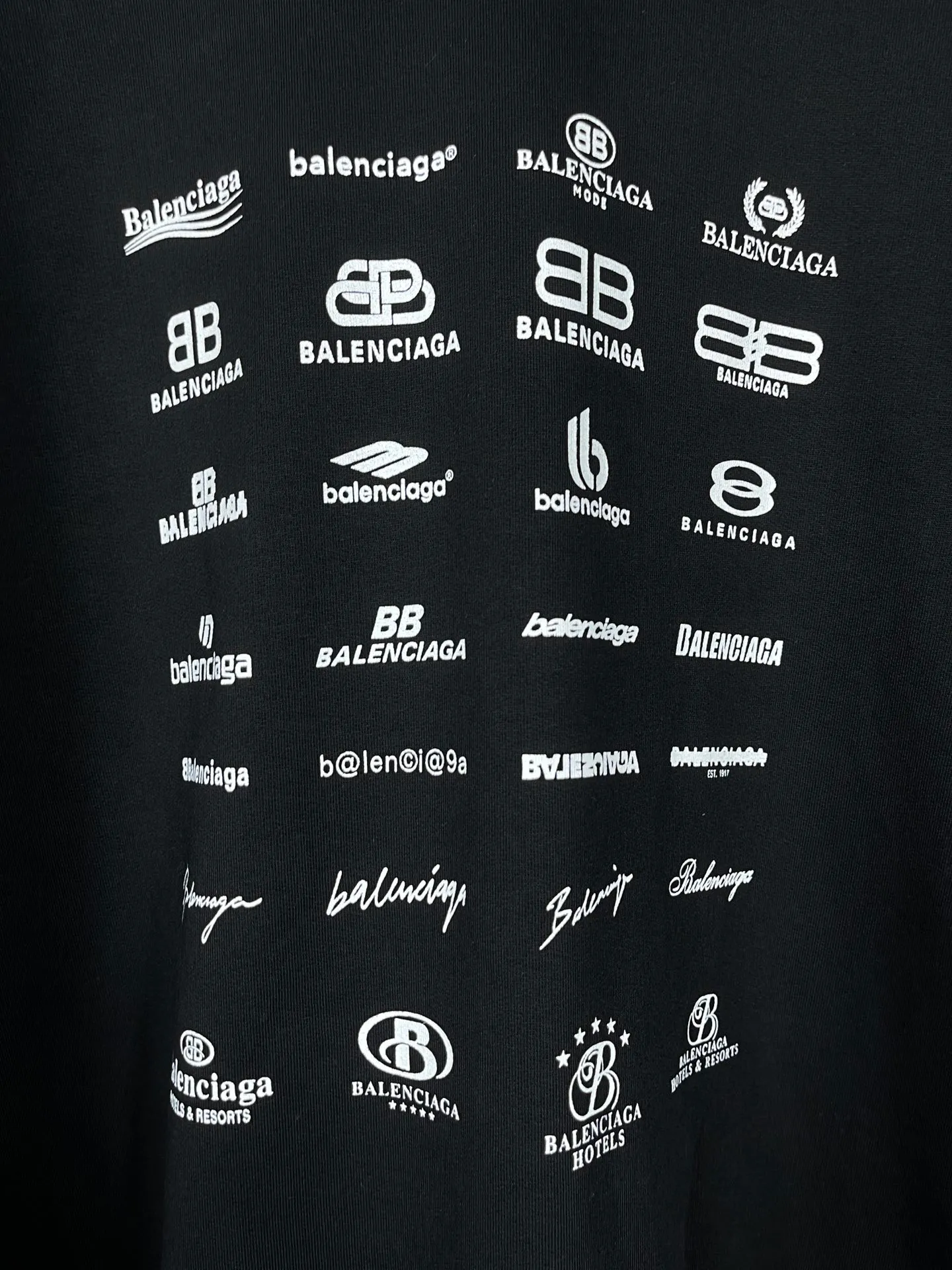 🅿️300 real photos [Top version. Official website quality] BALENCI*GA/Paris BALENCI*GA# 2023 spring and summer new style, printed with classic LOGO collection long-sleeved sweatshirt. 2023 autumn and winter new product. Brick cabinet synchronization. The fabric is made of Paris ZP custom-woven and dyed cotton double yarn sweatshirt. The weight is 450 grams, the cloth surface is clean. The cloth texture is clear. Soft and comfortable. Good color fastness. Not easy to change color. The threads are woven and dyed with no color difference. The printing uses imported environmentally friendly rubber paddles, precision stencils, fine LOGO letters, clear letters, no burrs, and a three-dimensional effect. Restore brick cabinet. The version adopts OS loose shoulder style. Same style for men and women. Code: BL238002 Color: black, beige, pink, smoke gray. Size: XS S M L