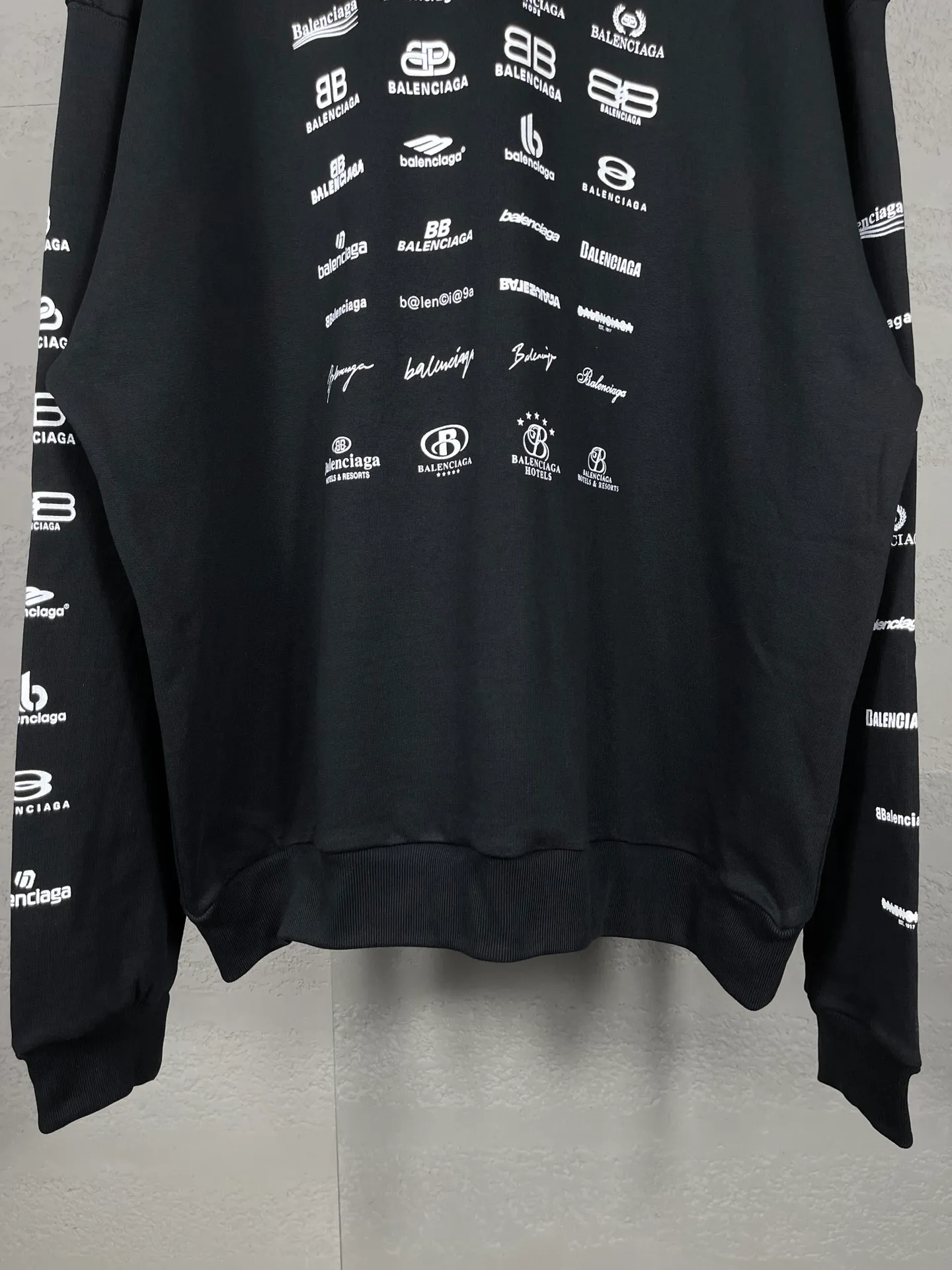 🅿️300 real photos [Top version. Official website quality] BALENCI*GA/Paris BALENCI*GA# 2023 spring and summer new style, printed with classic LOGO collection long-sleeved sweatshirt. 2023 autumn and winter new product. Brick cabinet synchronization. The fabric is made of Paris ZP custom-woven and dyed cotton double yarn sweatshirt. The weight is 450 grams, the cloth surface is clean. The cloth texture is clear. Soft and comfortable. Good color fastness. Not easy to change color. The threads are woven and dyed with no color difference. The printing uses imported environmentally friendly rubber paddles, precision stencils, fine LOGO letters, clear letters, no burrs, and a three-dimensional effect. Restore brick cabinet. The version adopts OS loose shoulder style. Same style for men and women. Code: BL238002 Color: black, beige, pink, smoke gray. Size: XS S M L